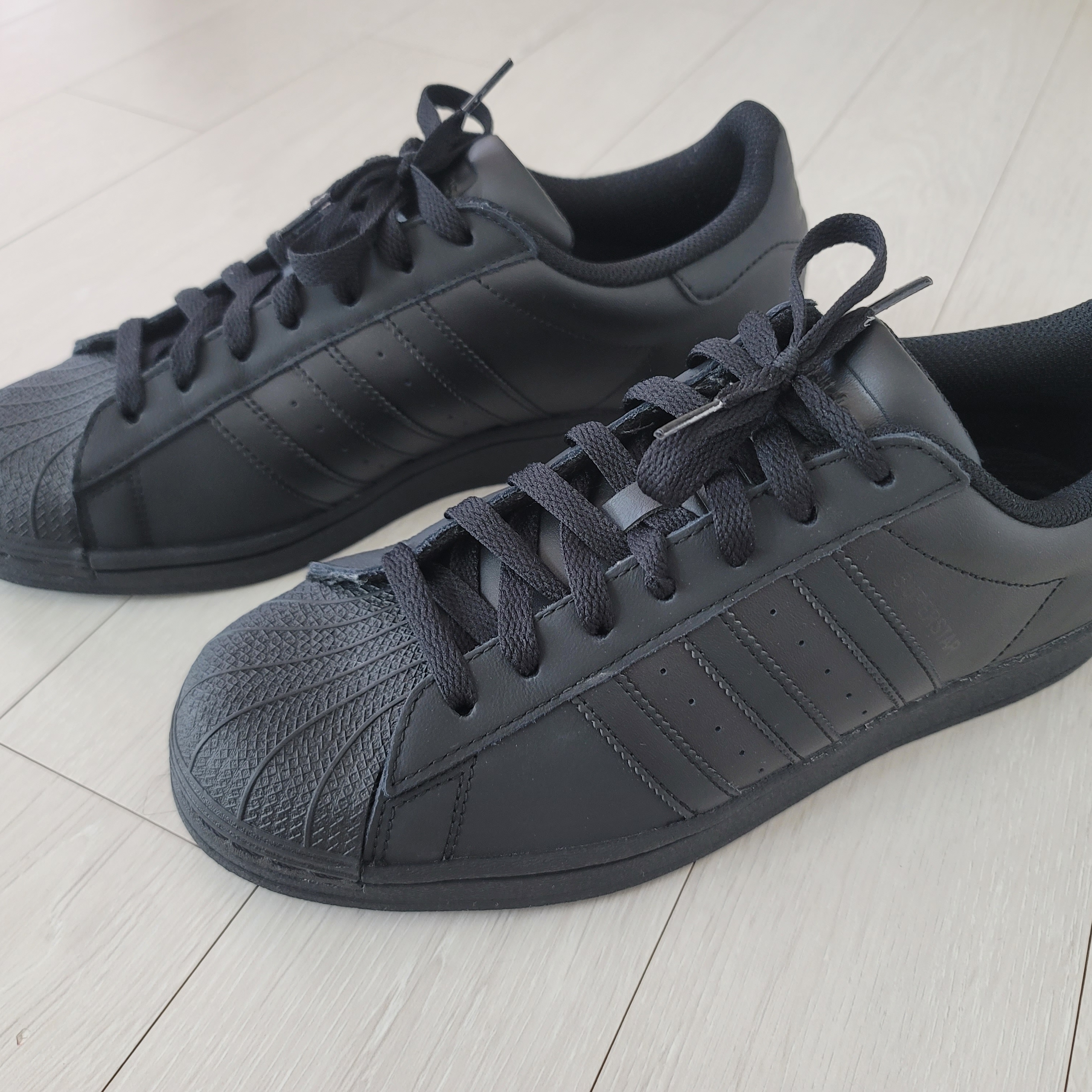 Adidas Superstar Triple Black 착용 스타일 - 3