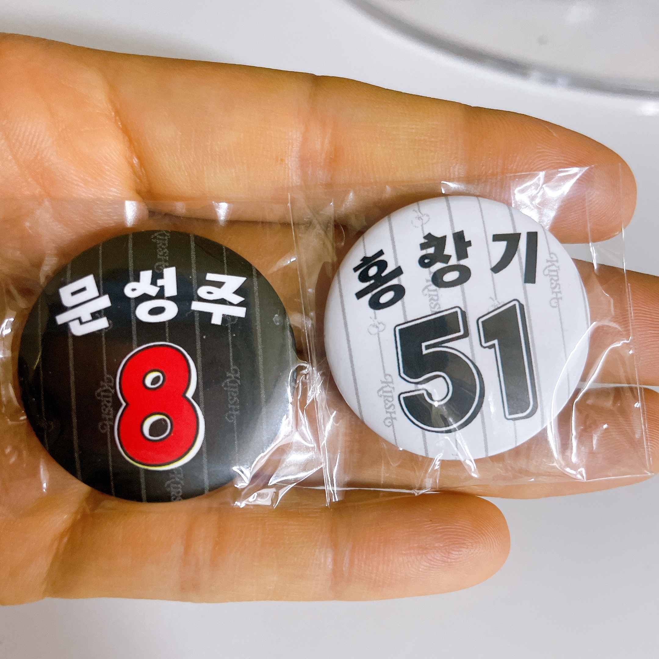 LG TWINS X Kirsh I♥TWINS Random Pin Badge 착용 스타일