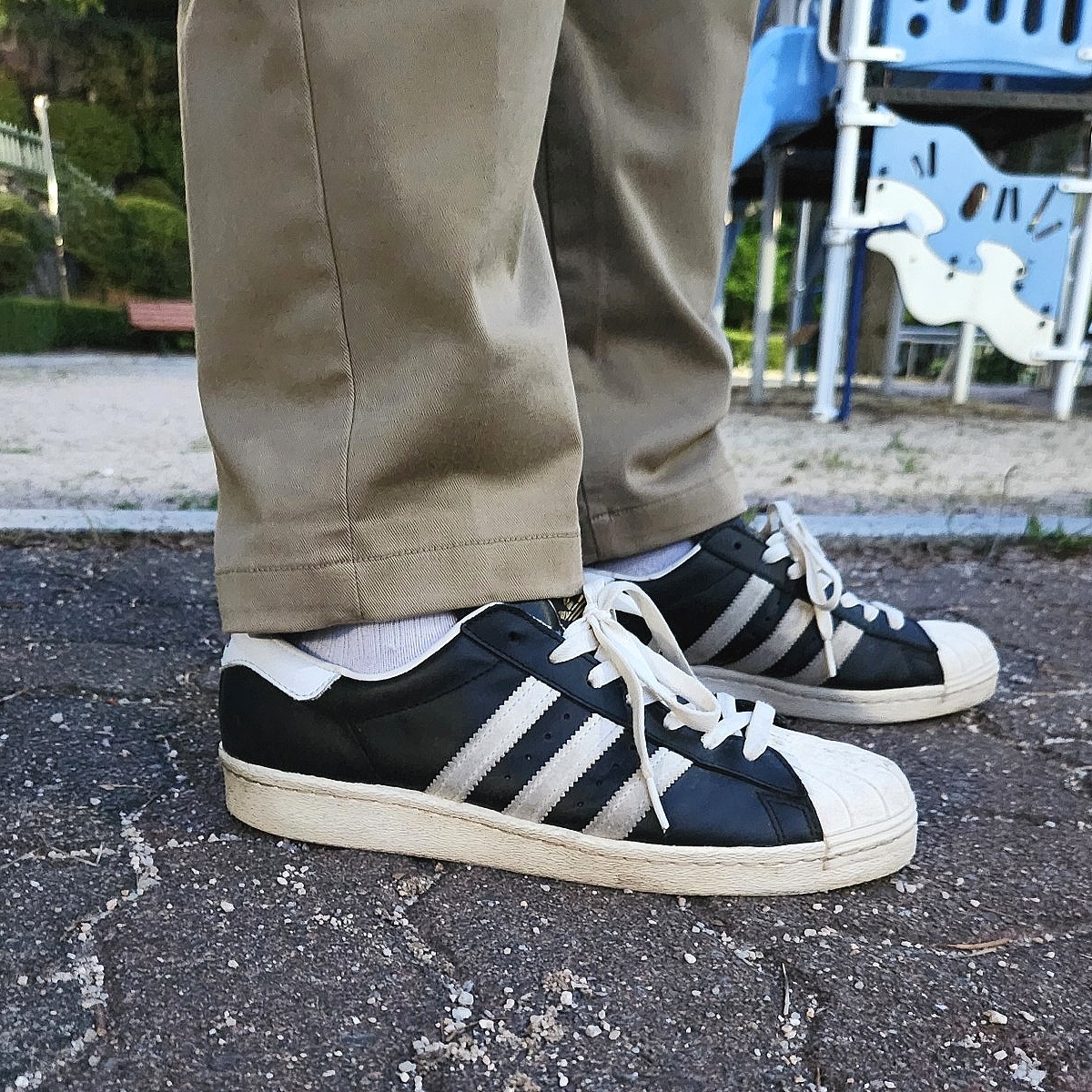 Adidas Superstar 80s Black White 착용 스타일 - 2