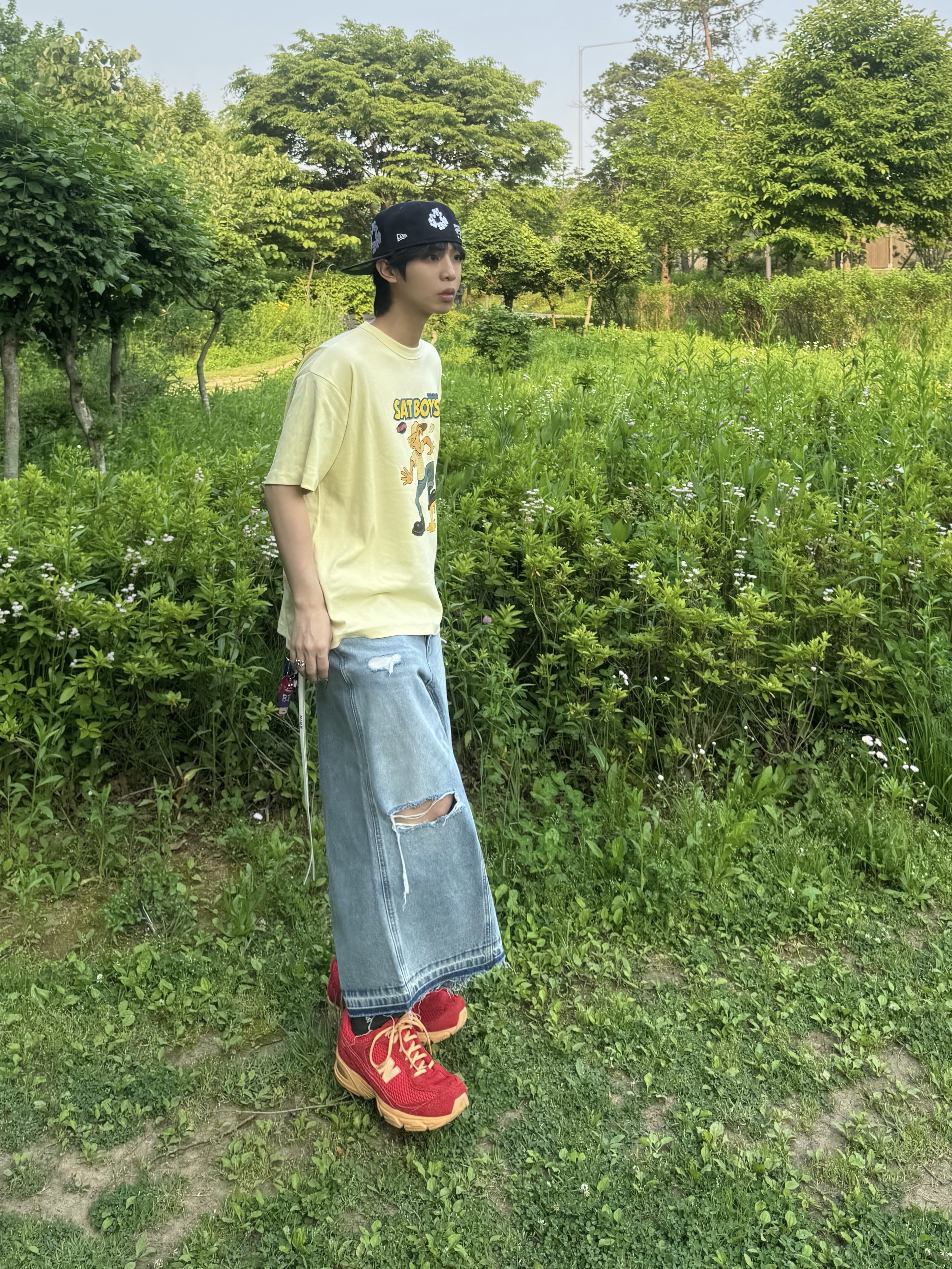 STU Sat Boys T-shirt Yellow, Sundayoffclub Layered Waist Denim Short Light Blue 착용 스타일 - 3