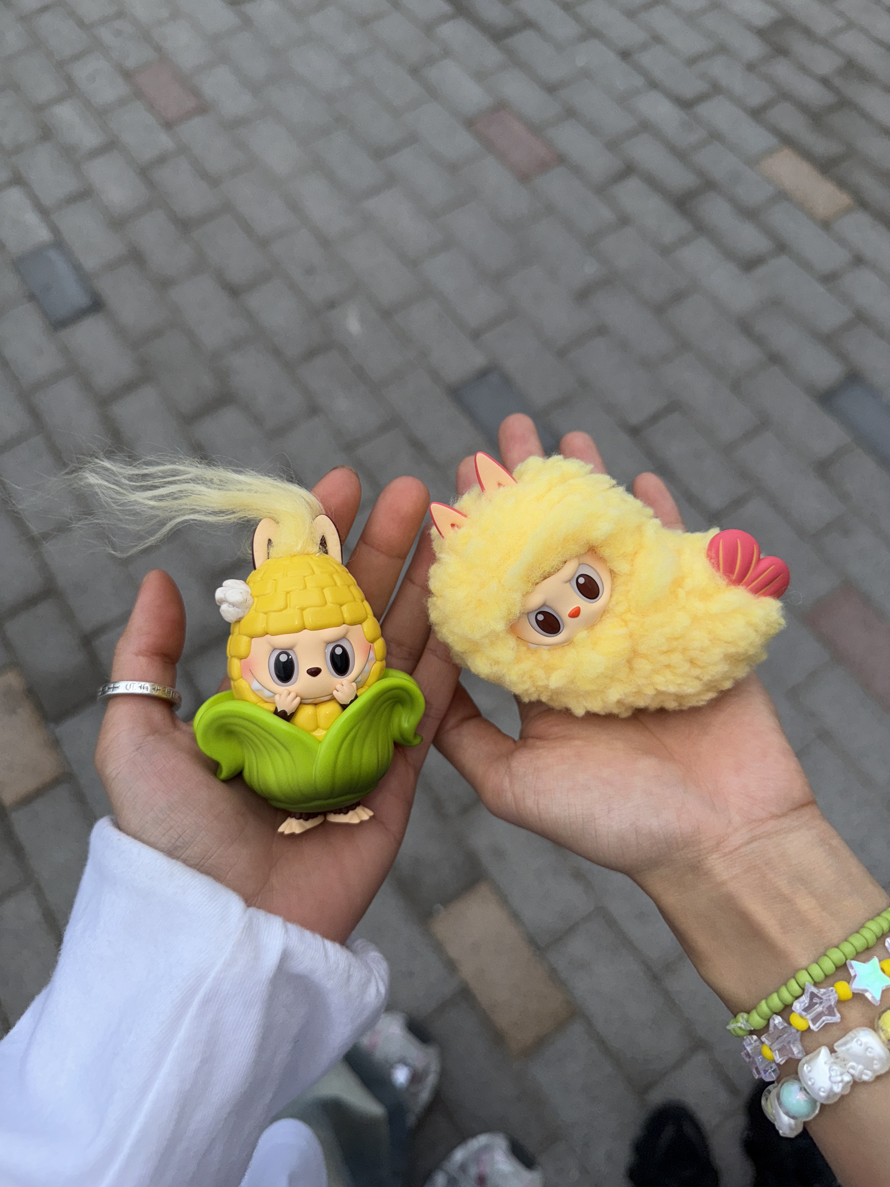 Pop Mart Labubu The Monsters Wacky Mart Series Figures (12 Blind Boxes), Pop Mart Labubu The Monsters Wacky Mart Series Figures Fried Shrimp (Opened Case) 착용 스타일 - 1