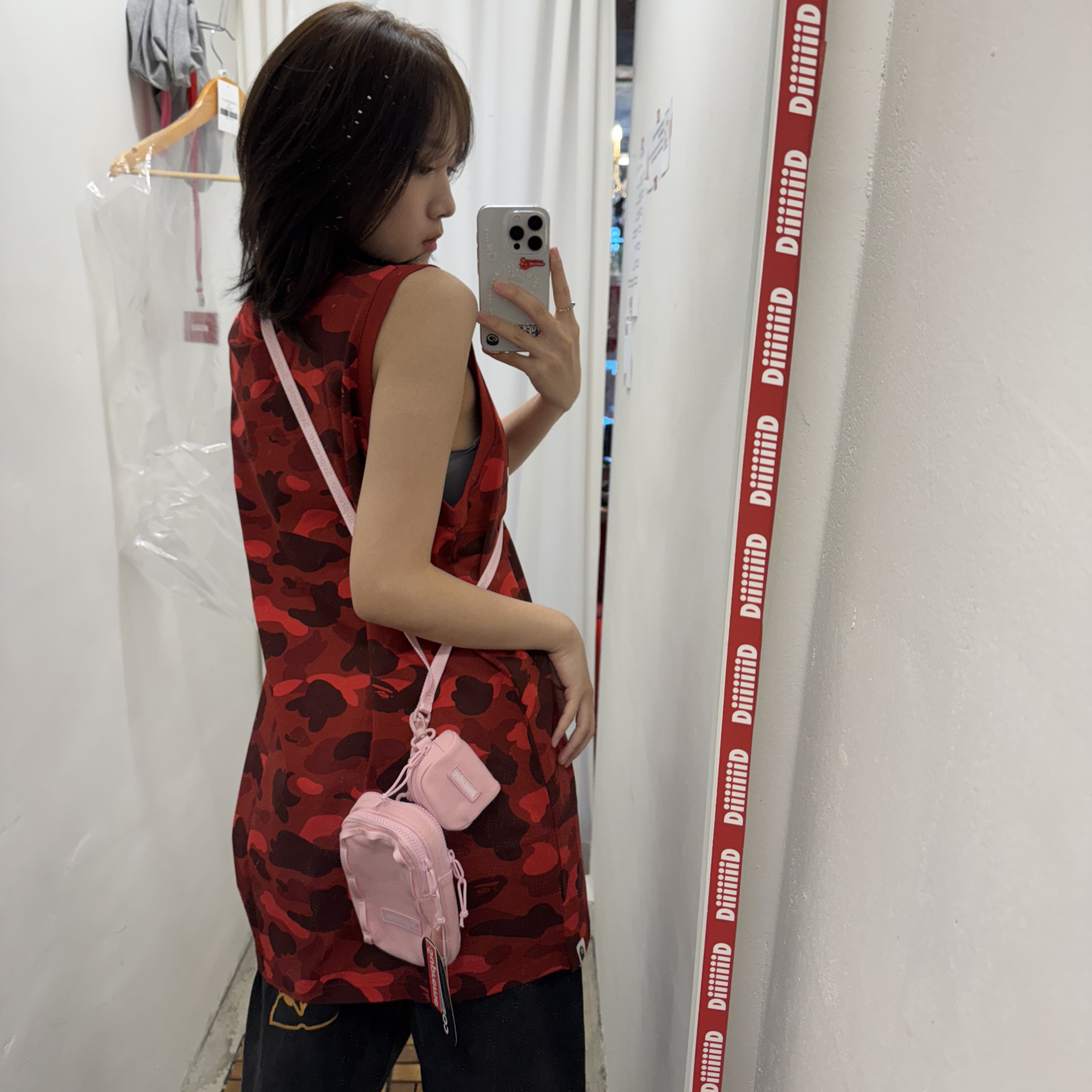 Supreme Camera Bag + Mini Pouch Black - 25SS, Supreme Camera Bag + Mini Pouch Light Pink - 25SS 착용 스타일 - 2