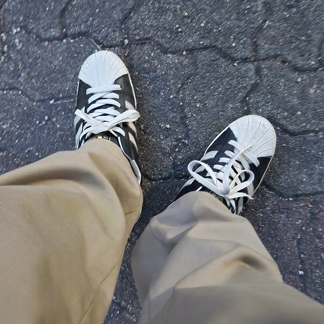 Adidas Superstar 80s Black White 착용 스타일 - 3