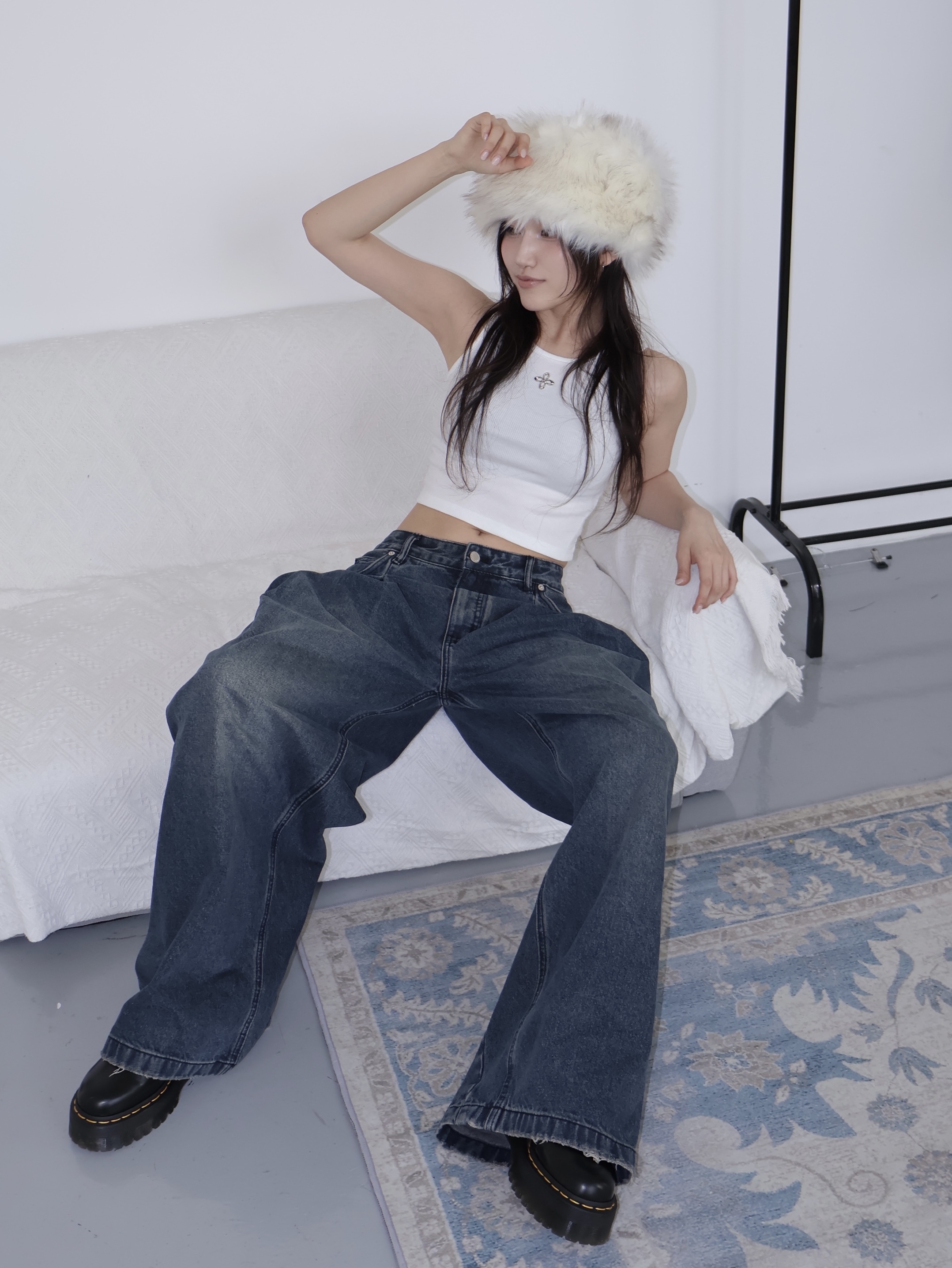Dr. Martens Women 1461 Quad Black, Surgery Metal Clover Logo Crop Sleeveless White 착용 스타일 - 3