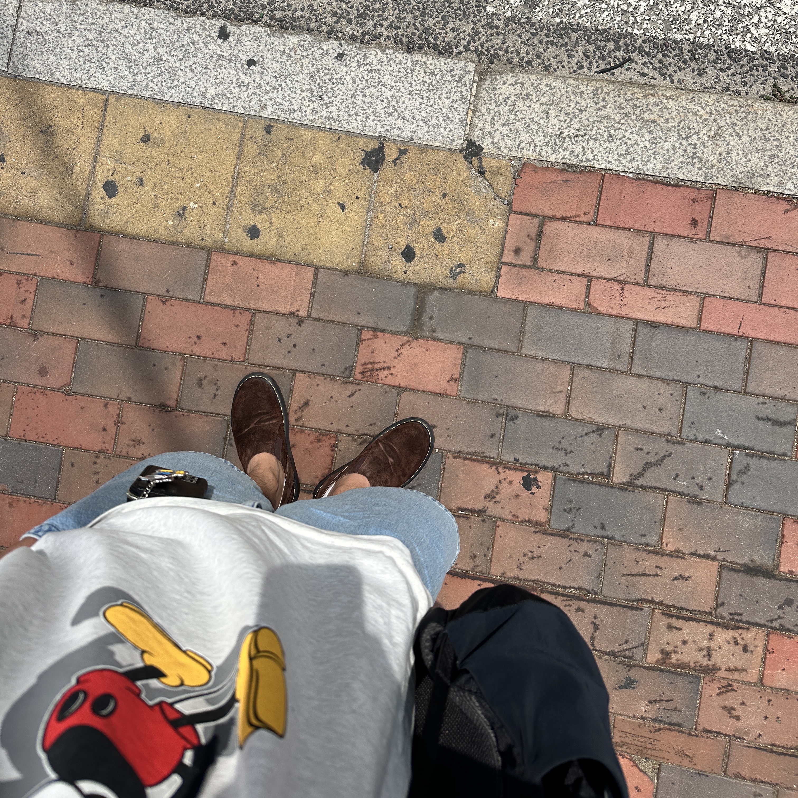 Thisisneverthat x Disney Mickey Classic T-Shirt Light Heather Grey, Thisisneverthat x Disney Mickey Key Chain Silver 착용 스타일