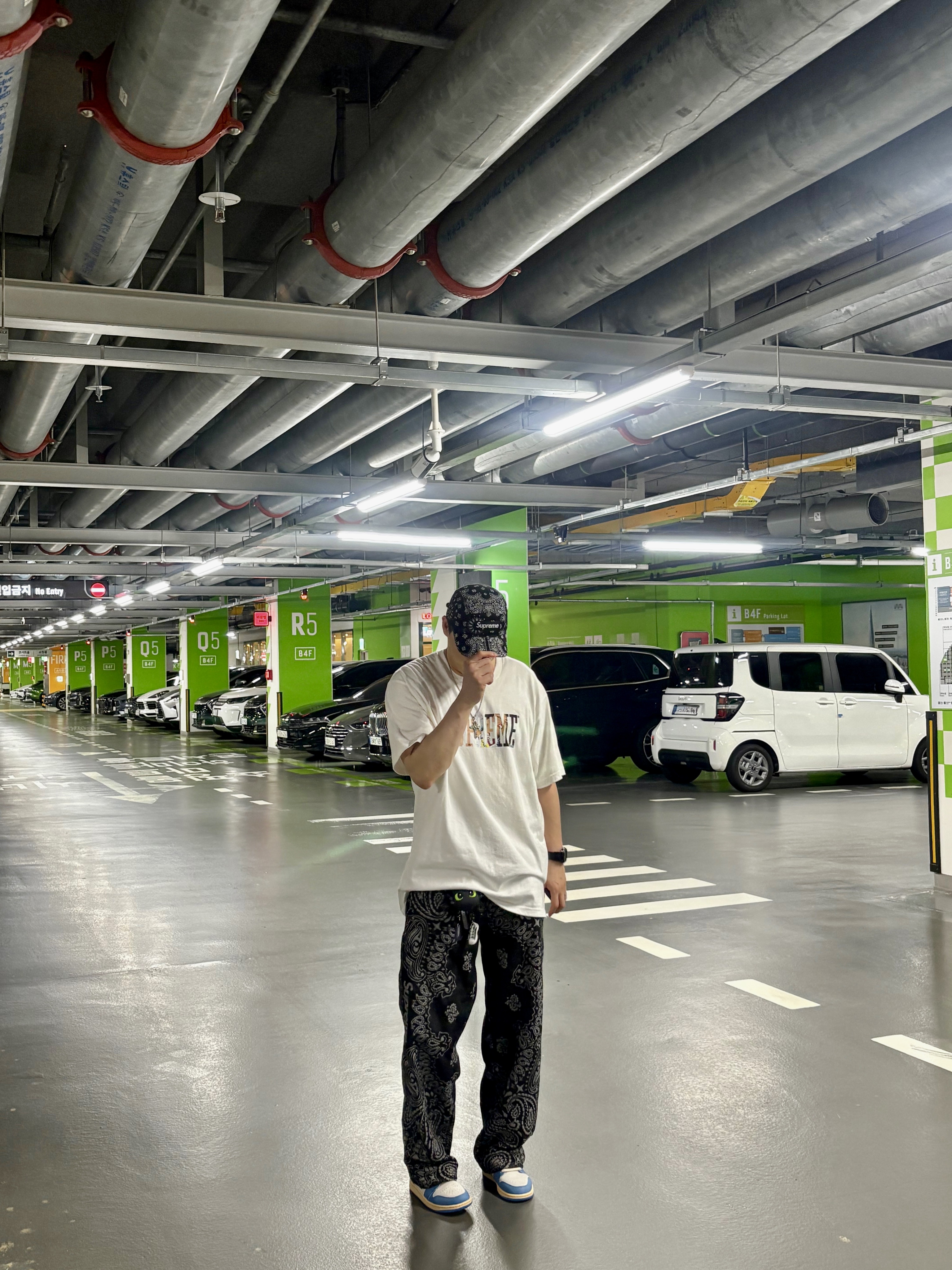 Supreme Bandana Jacquard Baggy Jean Black - 25SS, Supreme Tera Patrick T-Shirt White - 24FW 착용 스타일 - 2