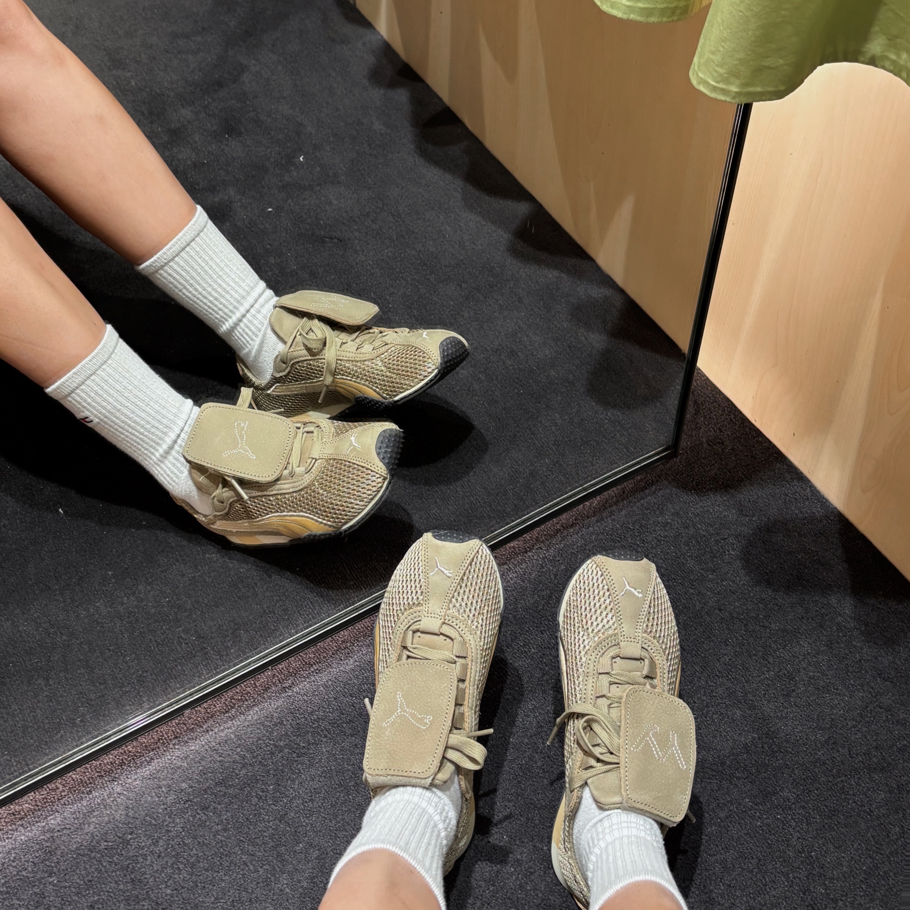 Puma x Open Yy H-street Oak Branch Creamy Vanilla, Celine Mini Vanity Case in Triomphe Canvas and Calfskin Tan 착용 스타일 - 2