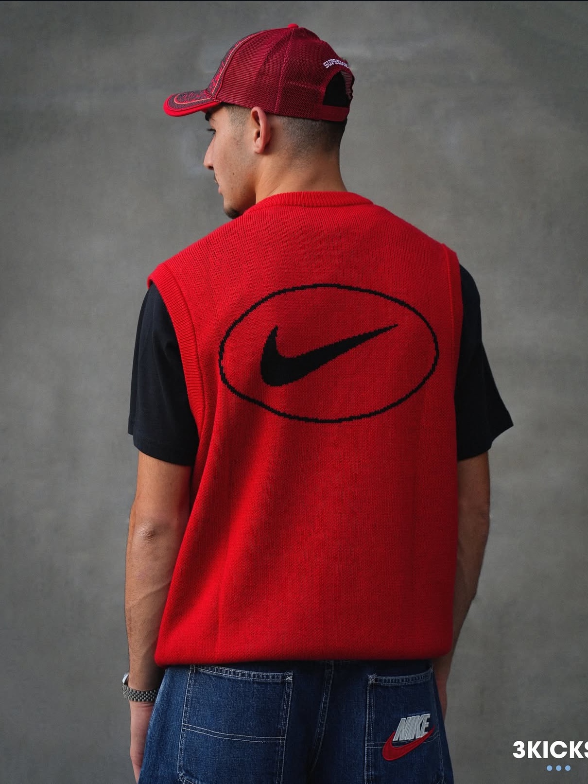 Supreme x Nike Sweater Vest Red - 25SS 착용 스타일 - 1