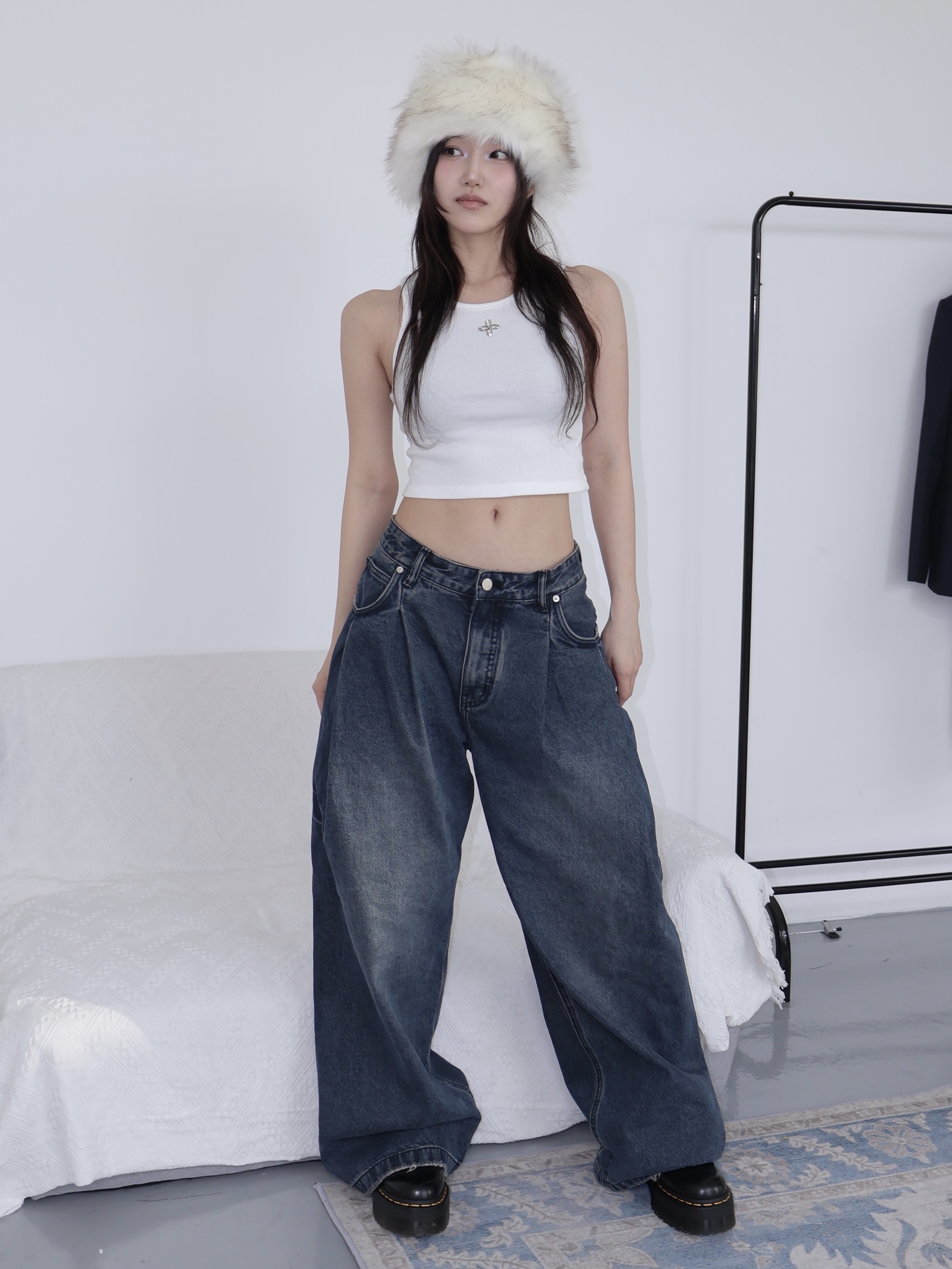 Dr. Martens Women 1461 Quad Black, Surgery Metal Clover Logo Crop Sleeveless White 착용 스타일 - 1