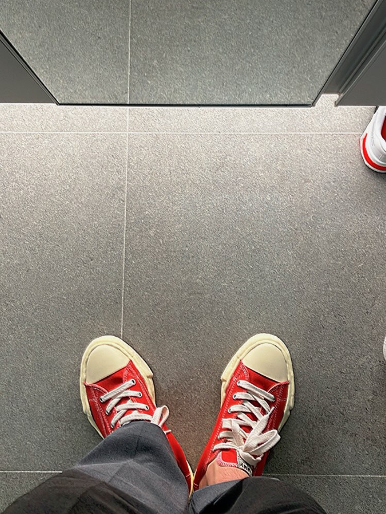 Maison Mihara Yasuhiro Peterson VL OG Sole Canvas Low-top Sneakers Orange 착용 스타일
