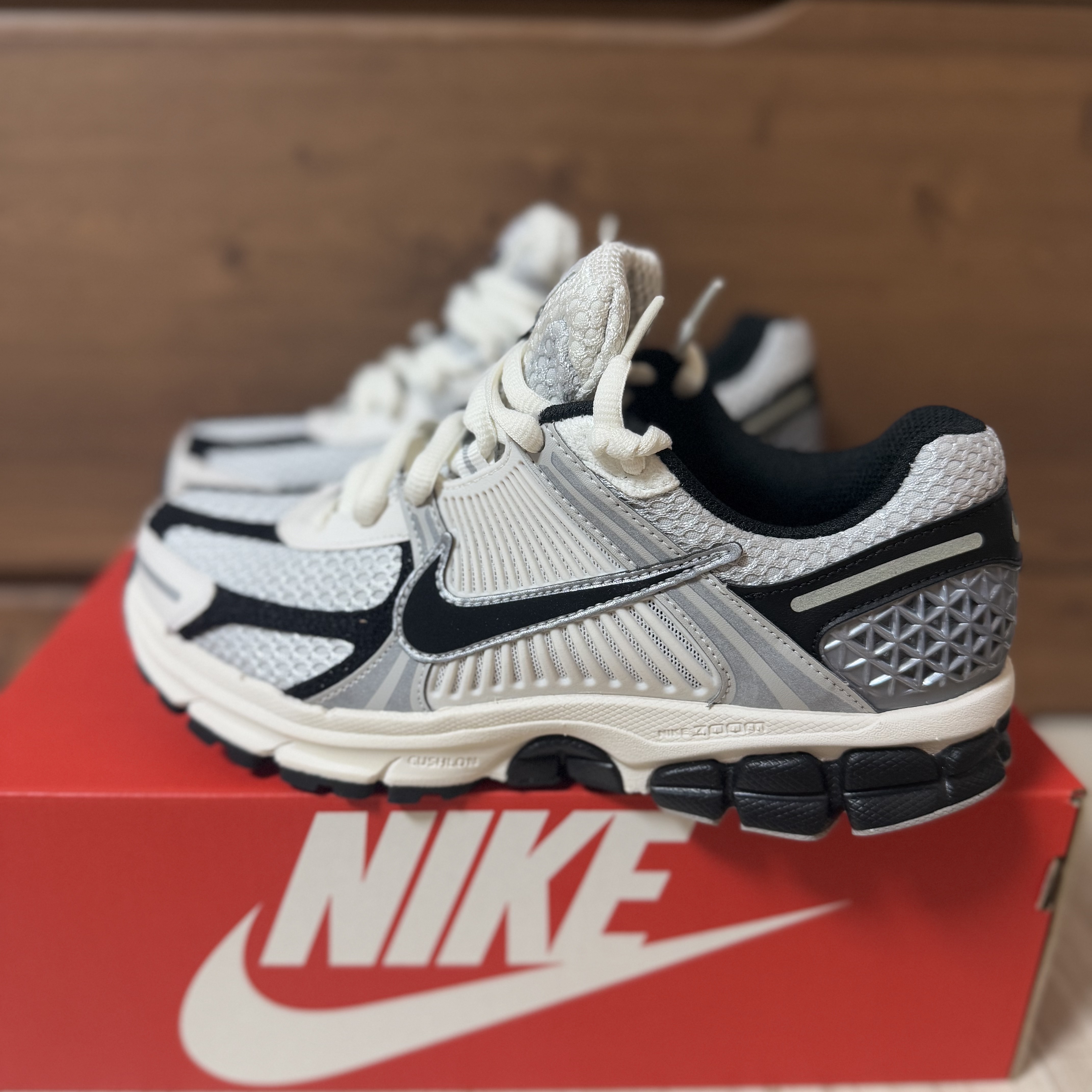 (W) Nike Zoom Vomero 5 Photon Dust Phantom 착용 스타일