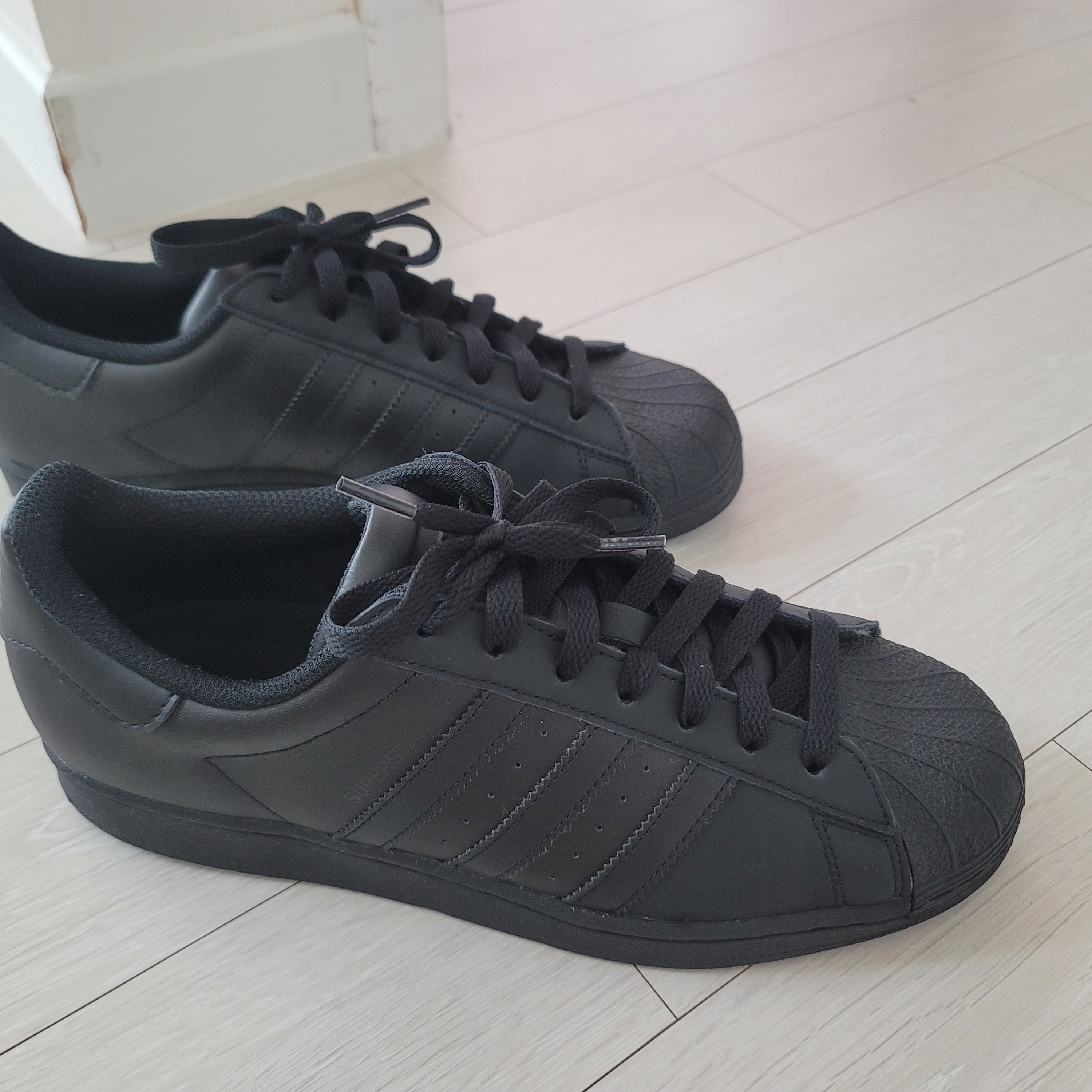 Adidas Superstar Triple Black 착용 스타일 - 2