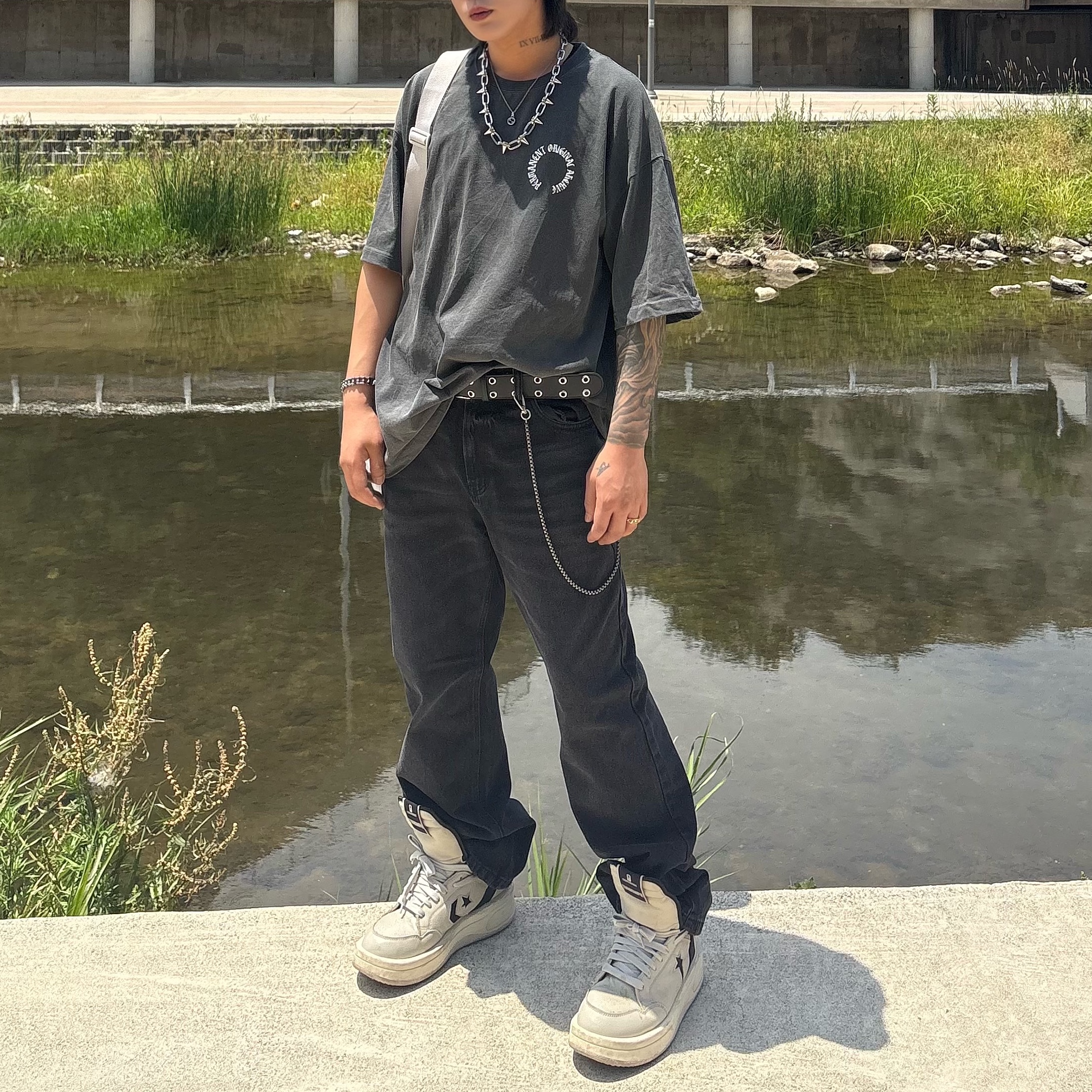 Permanent Archive Pigment Arch Logo T-Shirt Charcoal, Permanent Archive Semi Flare Denim Pants Black 착용 스타일 - 2