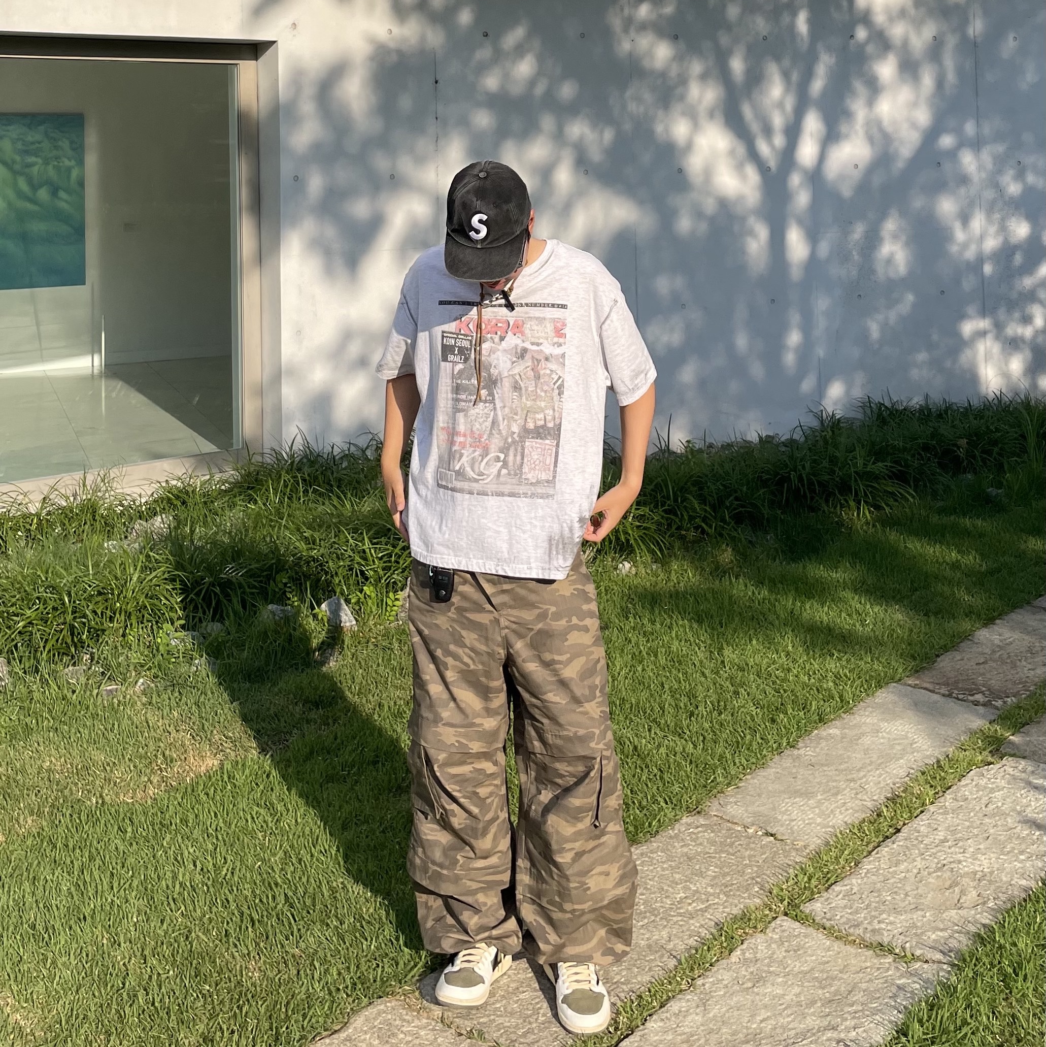 [KREAM Exclusive] Kamien Titan Baggy Pants Kream Camo, GRAILZ x KOIN SEOUL Magazine T-Shirts Melange Grey 착용 스타일