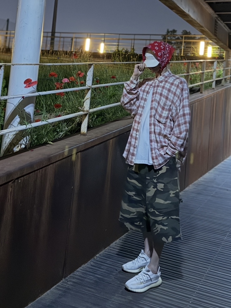 Adidas Yeezy Boost 350 V2 Bone, SLOW RECORD HOUSE Carpenter Bermuda Wide Camo Pants Vintage Green 착용 스타일 - 2