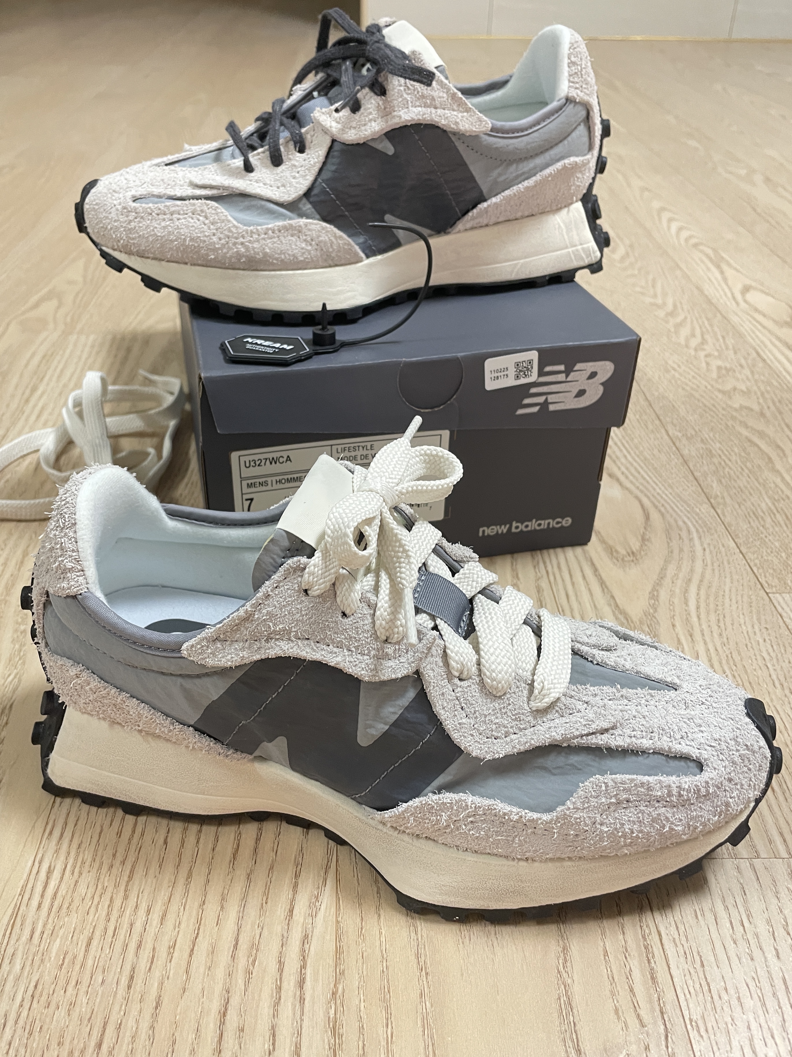 New Balance 327 Silver Grey 착용 스타일