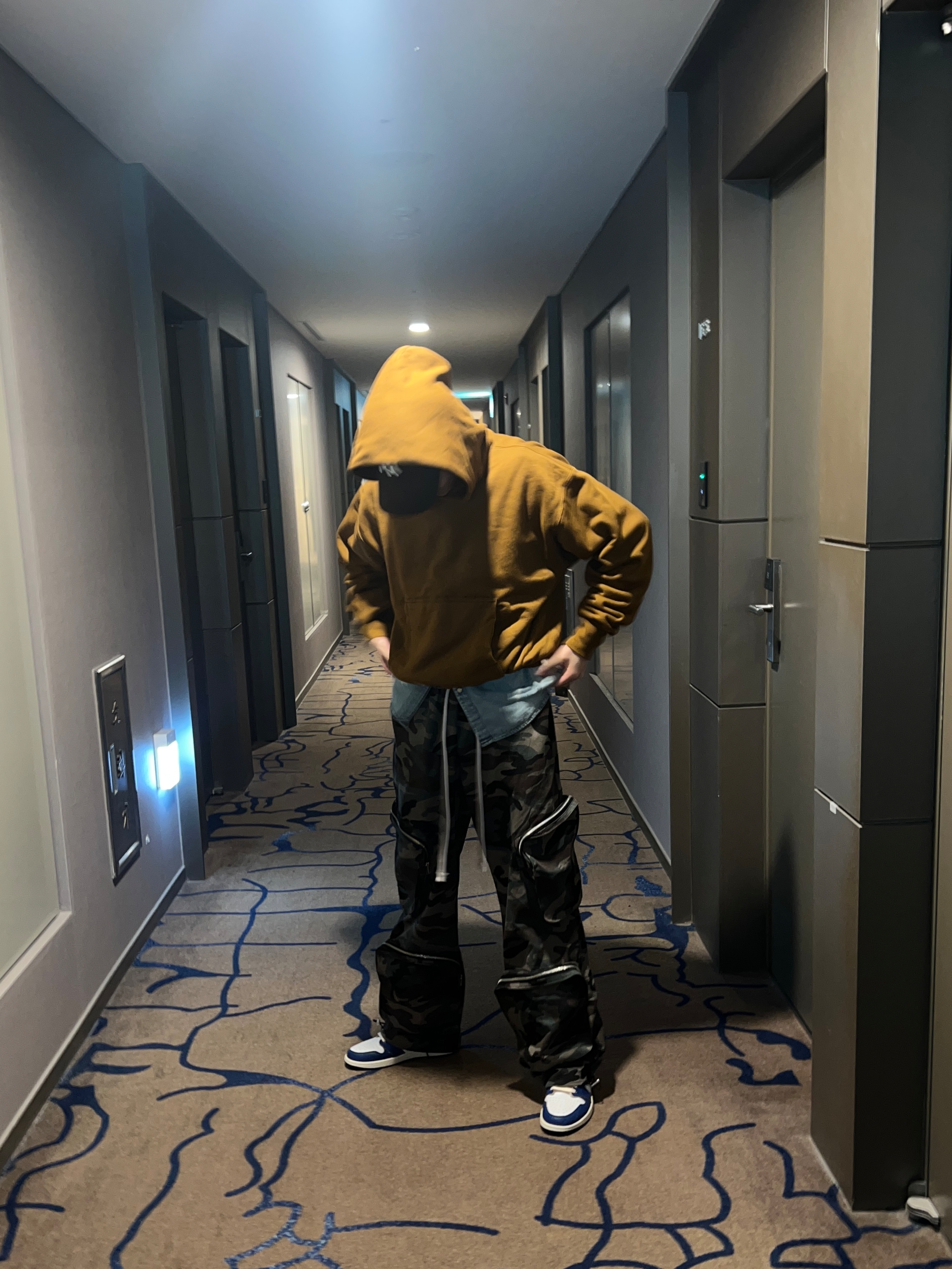 Jordan 1 x Union Retro High Blue Toe, Yeezy Gap Hoodie Light Brown 착용 스타일