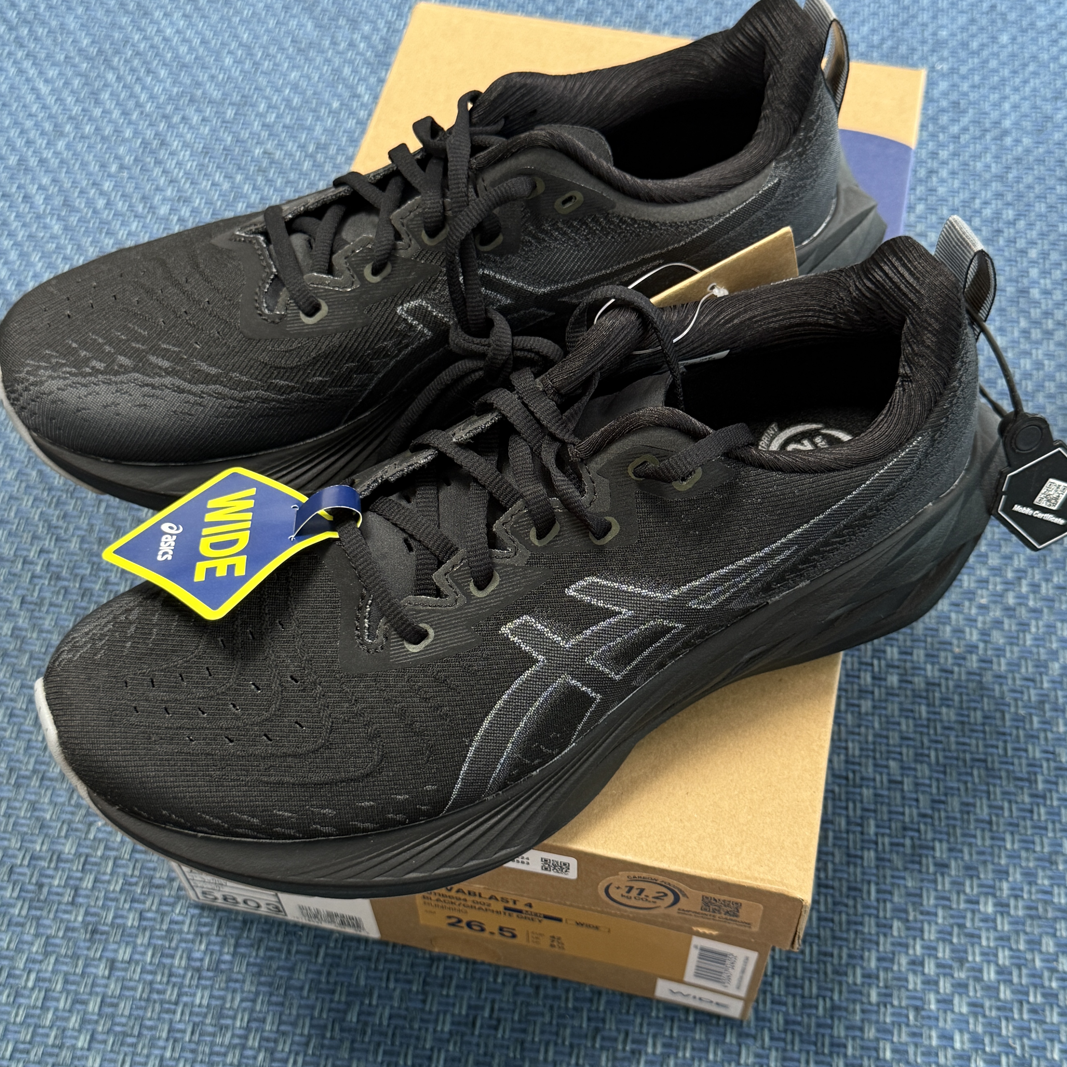 Asics Novablast 4 Black Graphite Grey - 2E Wide 착용 스타일 - 1