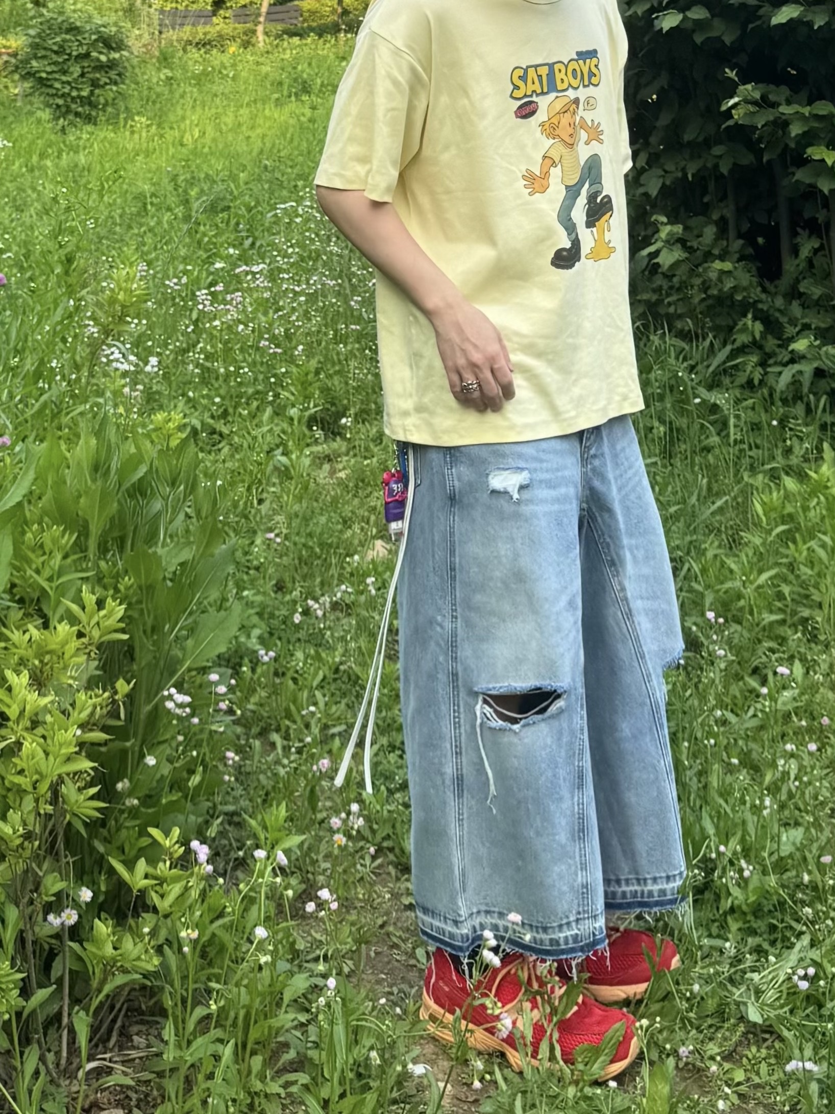 STU Sat Boys T-shirt Yellow, Sundayoffclub Layered Waist Denim Short Light Blue 착용 스타일 - 2