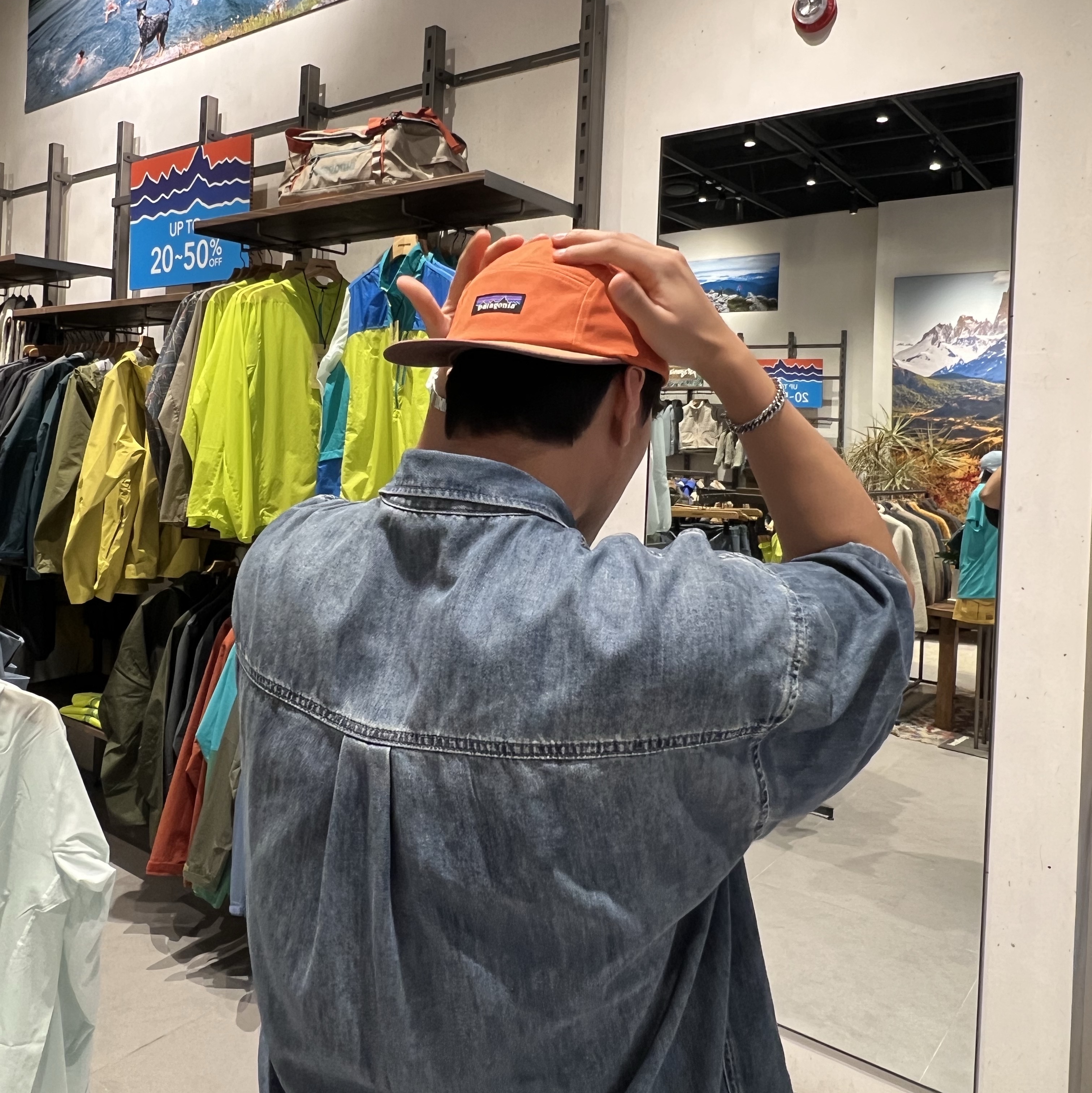 Patagonia P-6 Label Maclure Hat Burl Red 착용 스타일 - 1