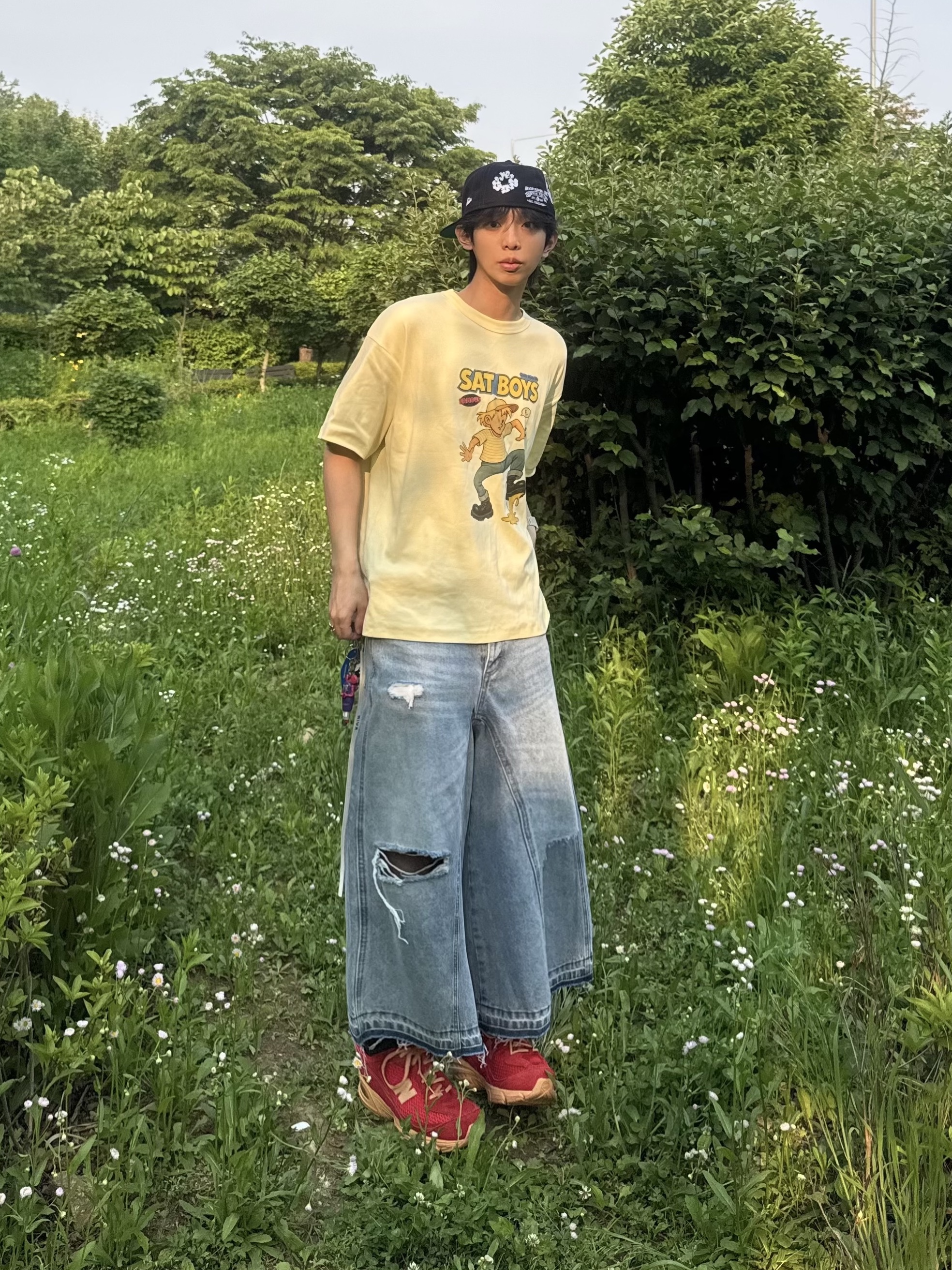 STU Sat Boys T-shirt Yellow, Sundayoffclub Layered Waist Denim Short Light Blue 착용 스타일 - 1
