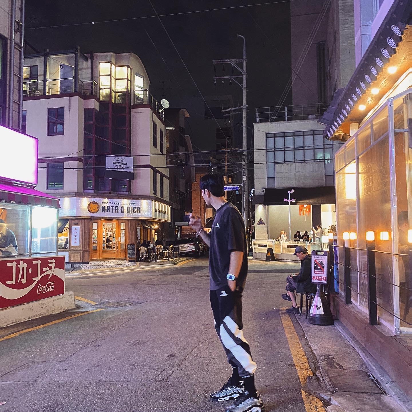 Nike Air Max Plus Black Metallic Silver 착용 스타일 - 2