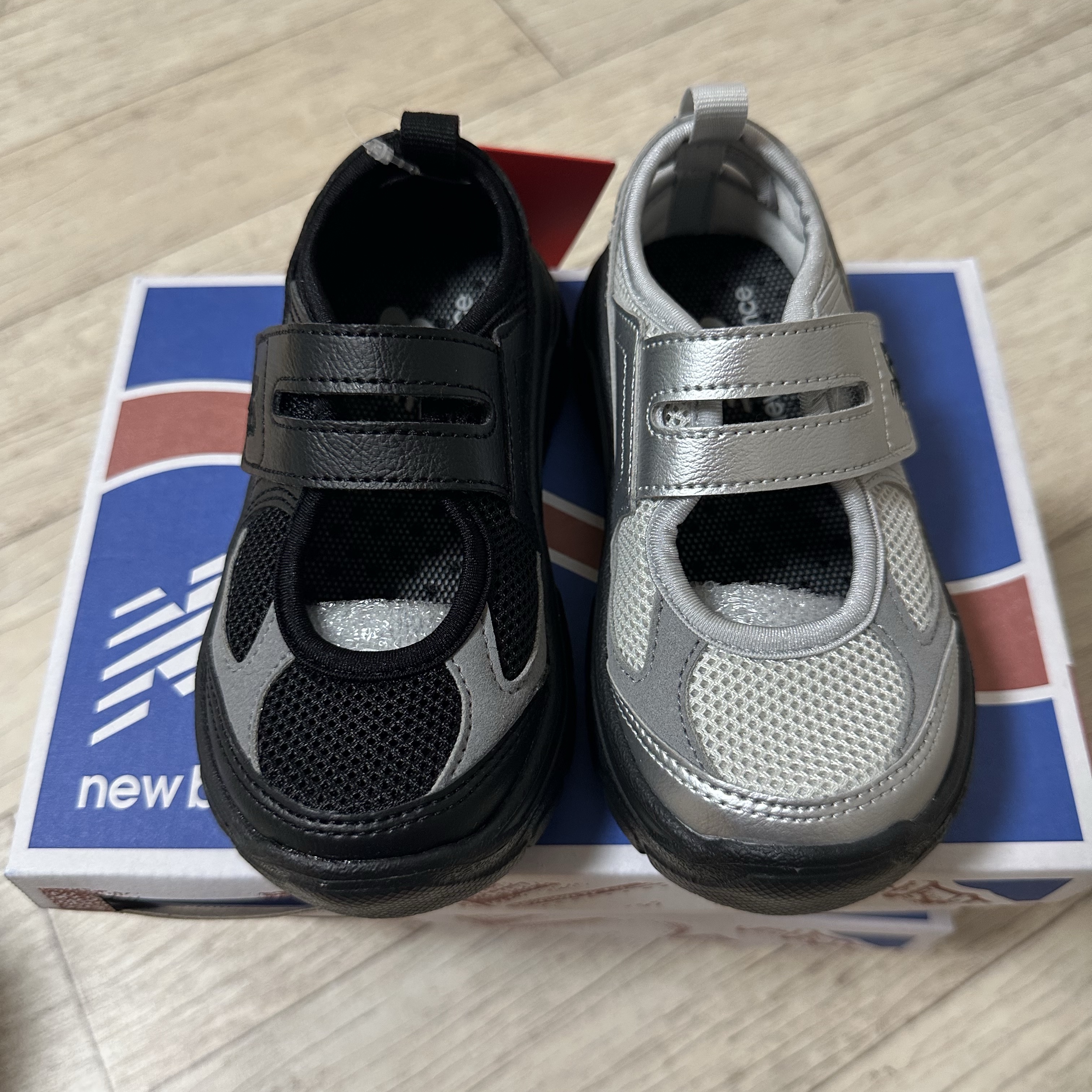 (PS) New Balance Breeze Mini Metalic Silver, (PS) New Balance Breeze Mini Classic Black 착용 스타일 - 1
