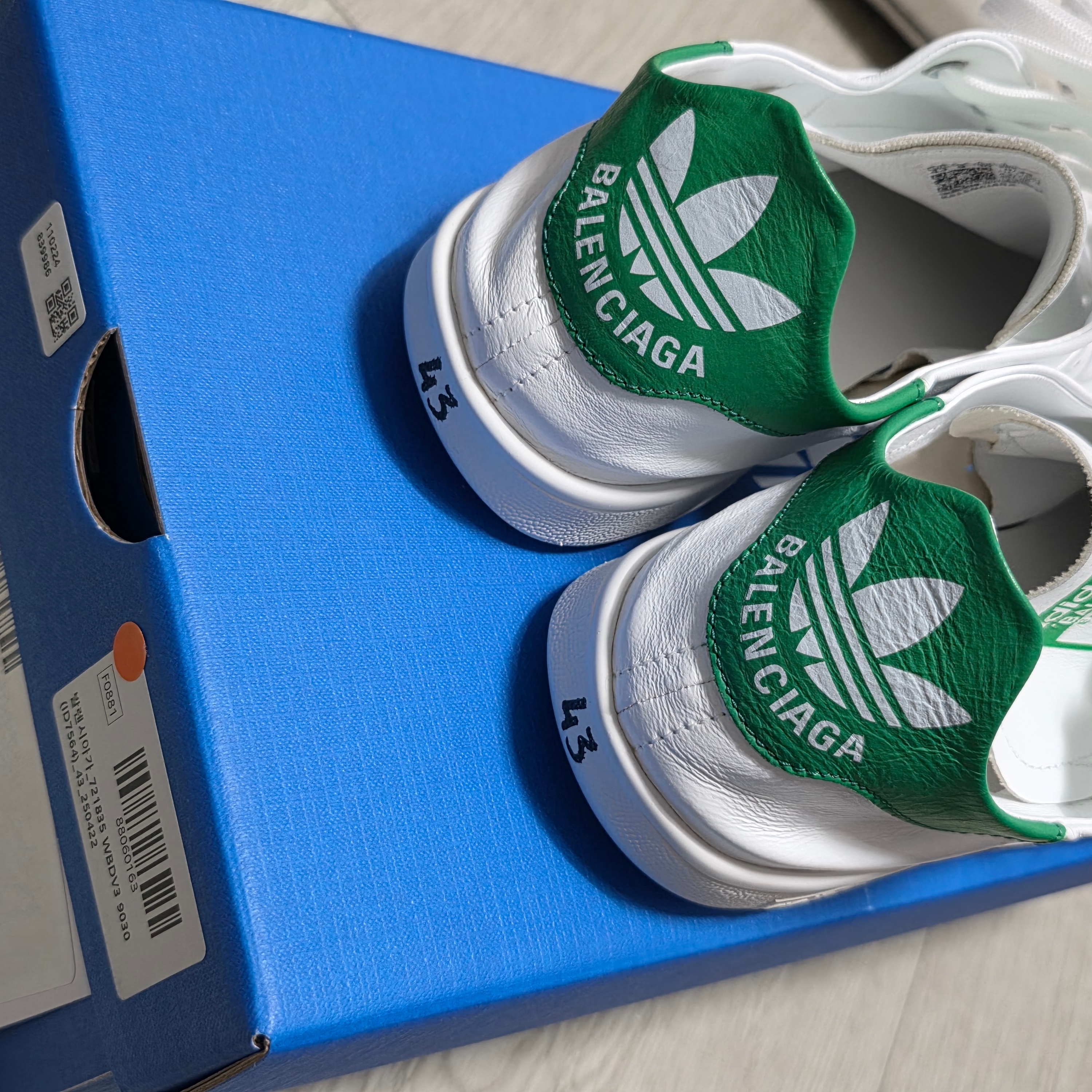 Balenciaga x Adidas Stan Smith Core White Green 착용 스타일 - 5