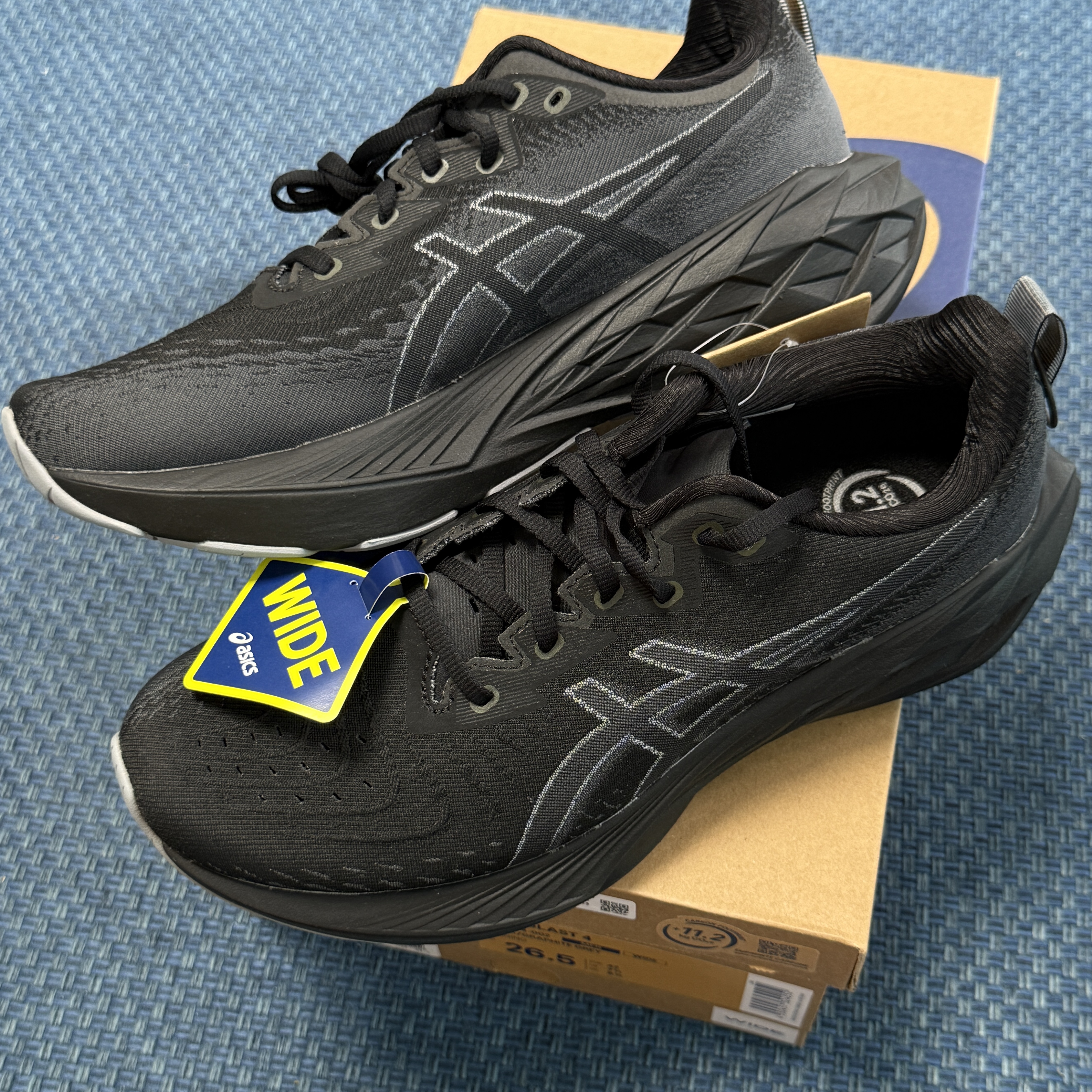 Asics Novablast 4 Black Graphite Grey - 2E Wide 착용 스타일 - 2