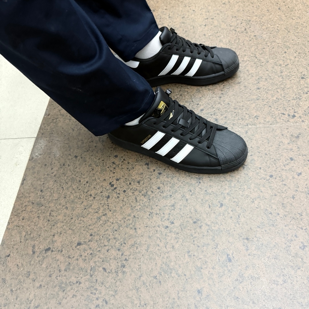 Adidas Superstar Core Black White 착용 스타일 - 3