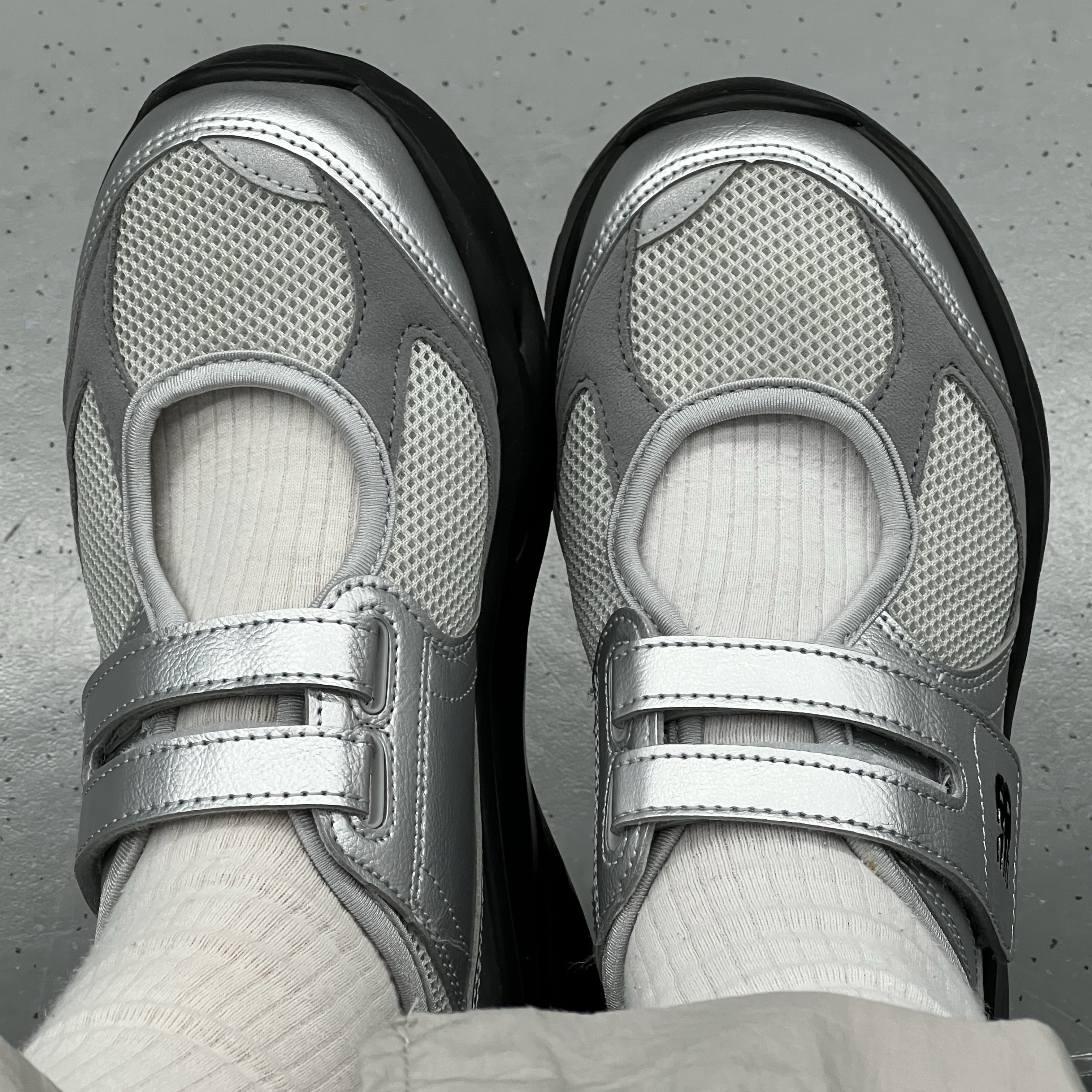 (W) New Balance Breeze SD2202 Metalic Silver 착용 스타일