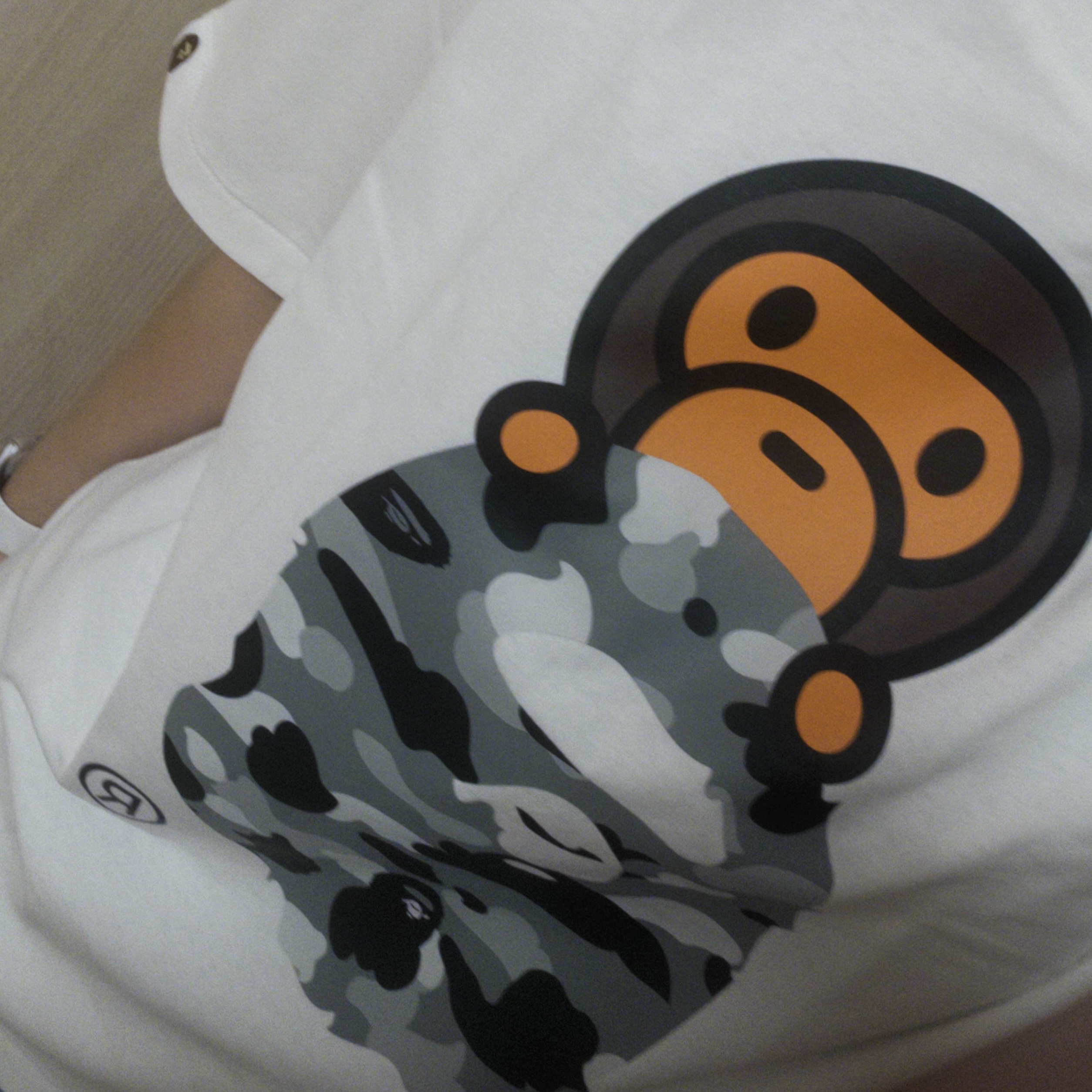 BAPE 1st Camo Milo on Ape Head T-Shirt White Gray 착용 스타일