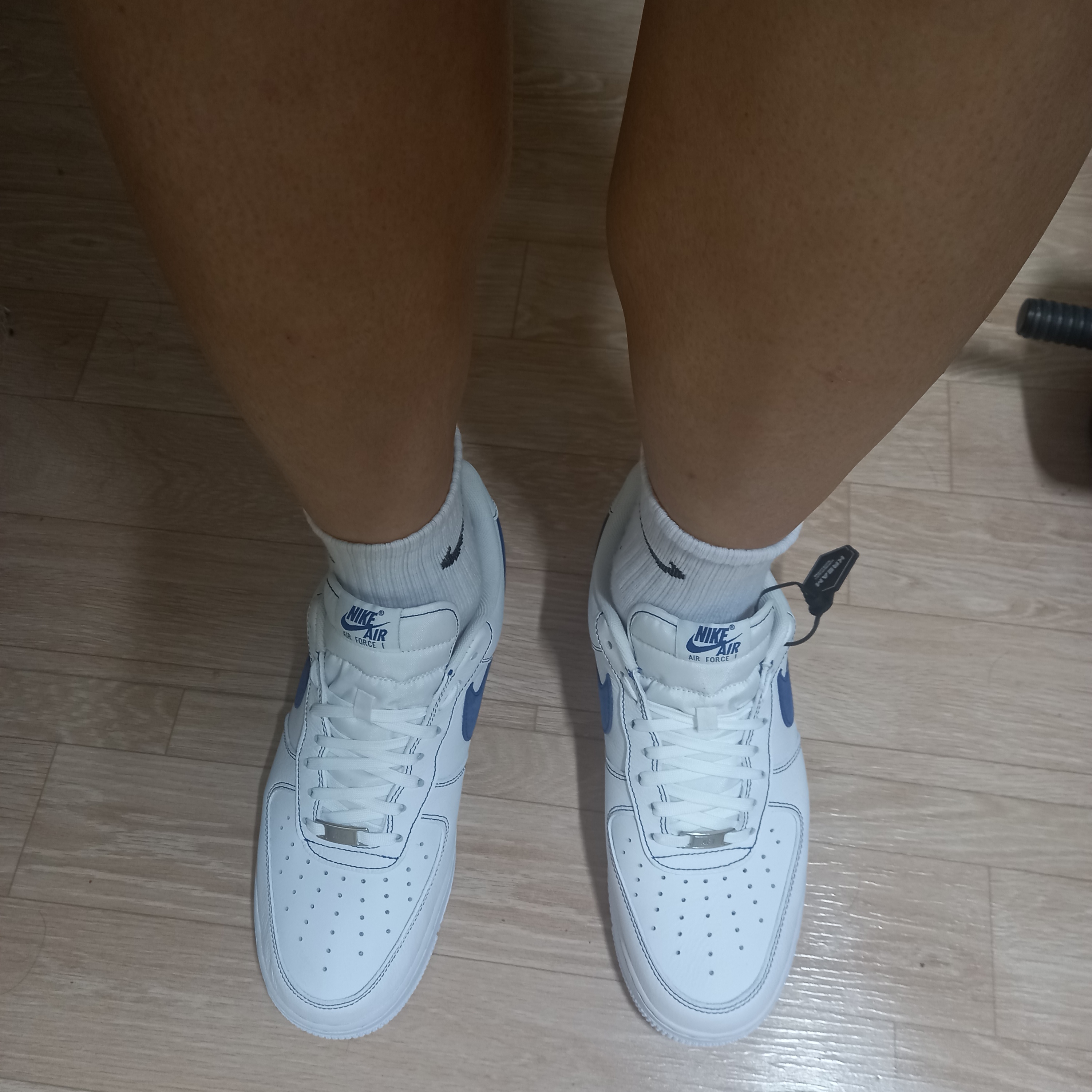 Nike Air Force 1 '07 LV8 White Deep Royal Blue 착용 스타일