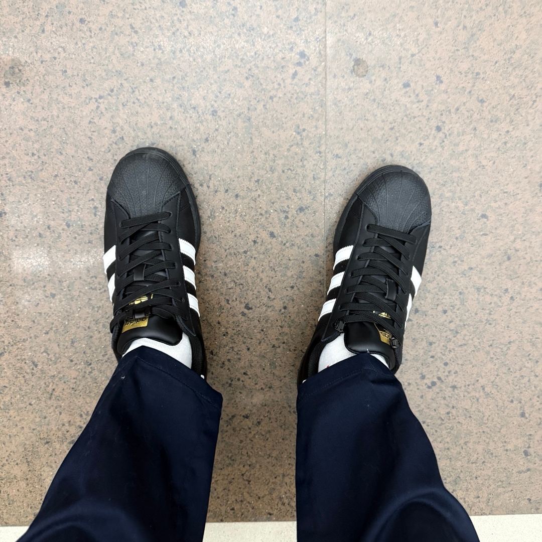 Adidas Superstar Core Black White 착용 스타일 - 4