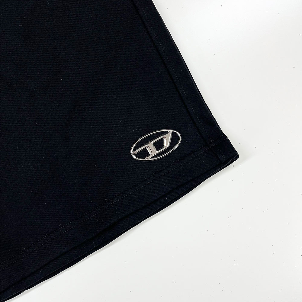 Diesel P-Marshy-Od Sweat Shorts with Injection Molded Logo Black 착용 스타일 - 1