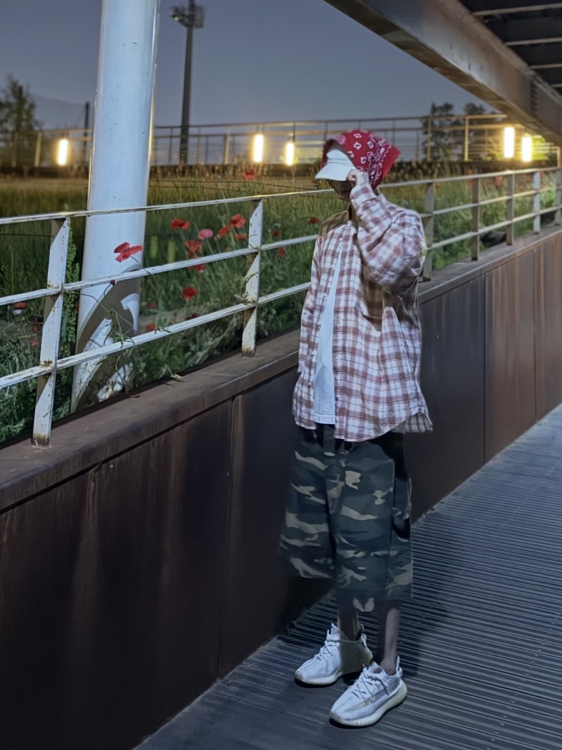 Adidas Yeezy Boost 350 V2 Bone, SLOW RECORD HOUSE Carpenter Bermuda Wide Camo Pants Vintage Green 착용 스타일 - 1