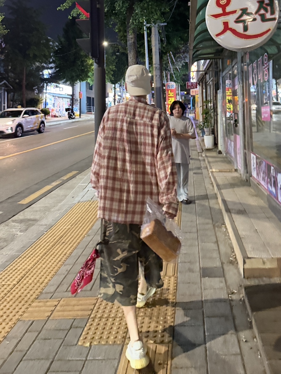 Adidas Yeezy Boost 350 V2 Bone, SLOW RECORD HOUSE Carpenter Bermuda Wide Camo Pants Vintage Green 착용 스타일 - 10