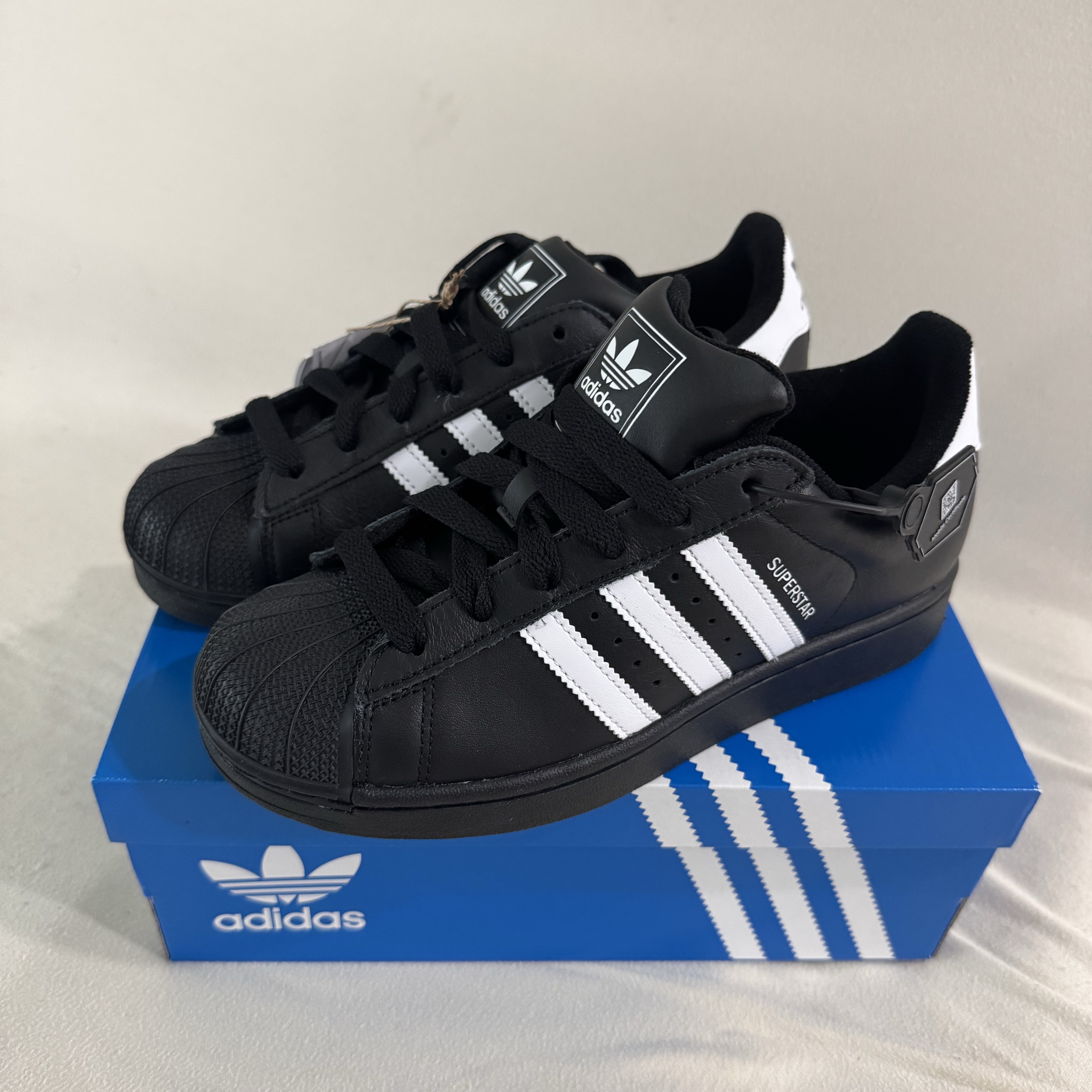 Adidas Superstar II Core Black Cloud White 착용 스타일