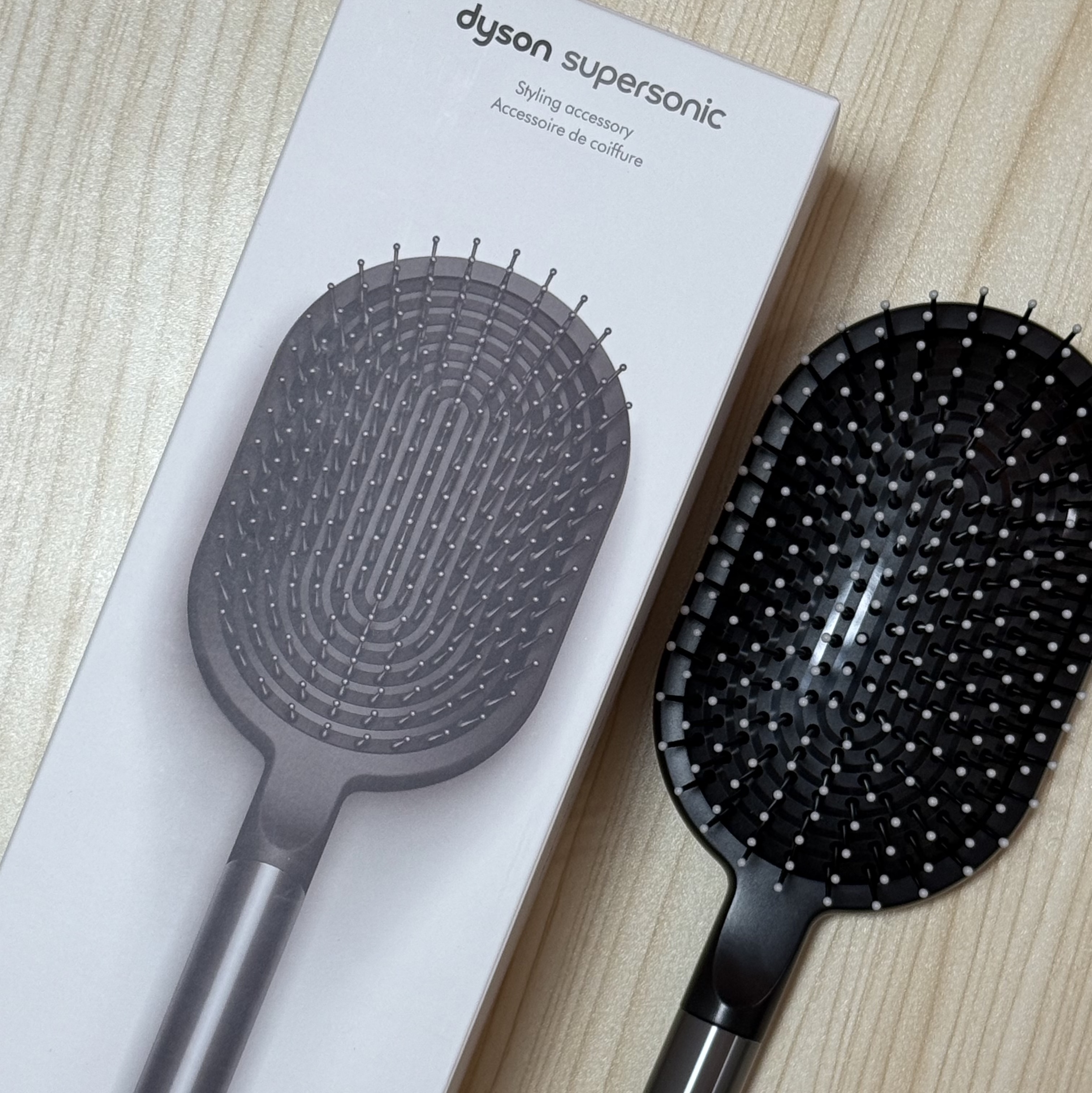 Dyson Paddle Brush Nickel Black 착용 스타일 - 1
