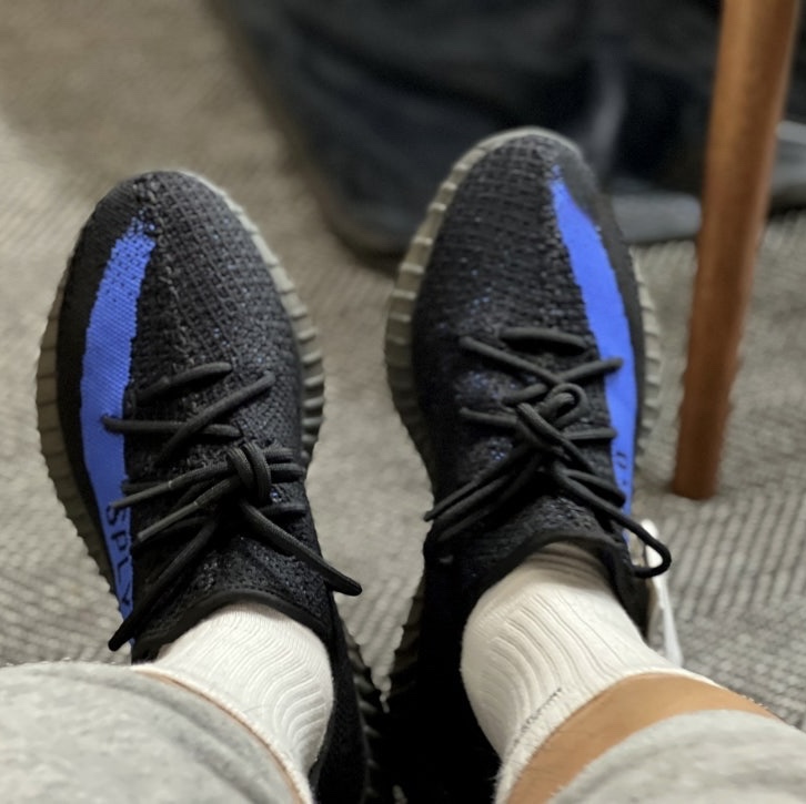 Adidas Yeezy Boost 350 V2 Dazzling Blue 착용 스타일 - 2