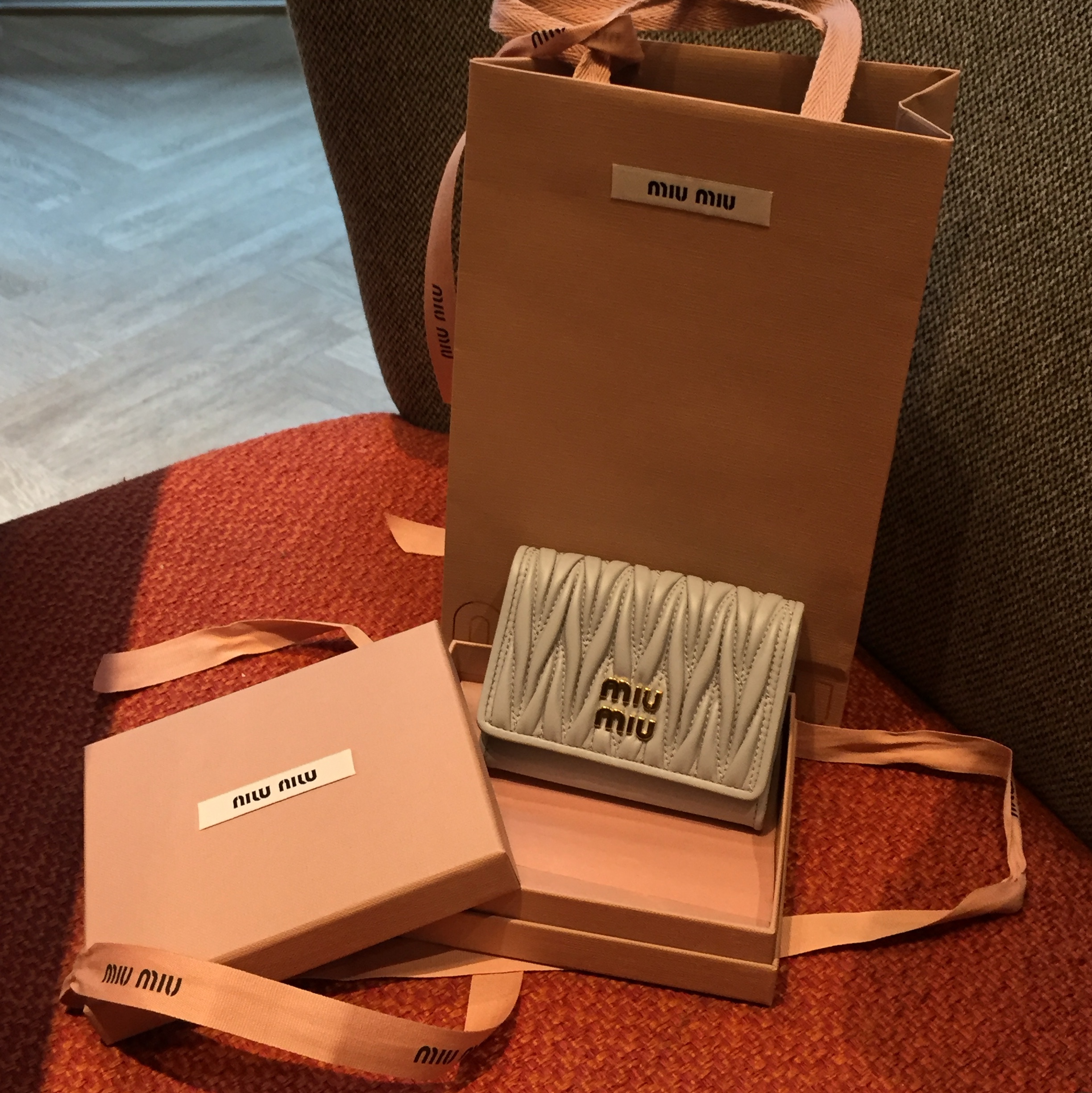 Miu Miu Matelasse Nappa Leather Pocket Card Holder Cornflower Blue 착용 스타일 - 2
