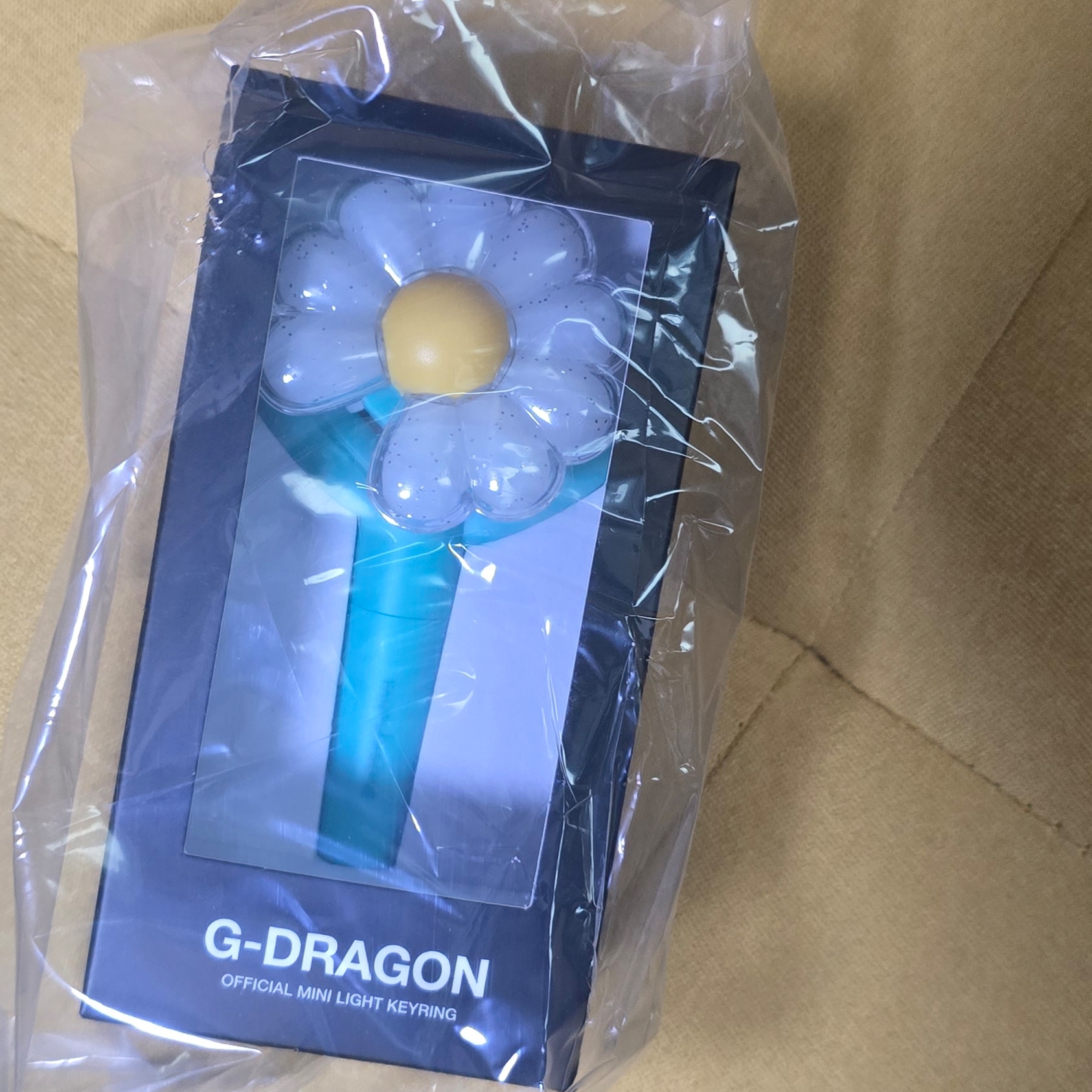 G-DRAGON Ubermensch Official Mini Light Keyring Mint 착용 스타일