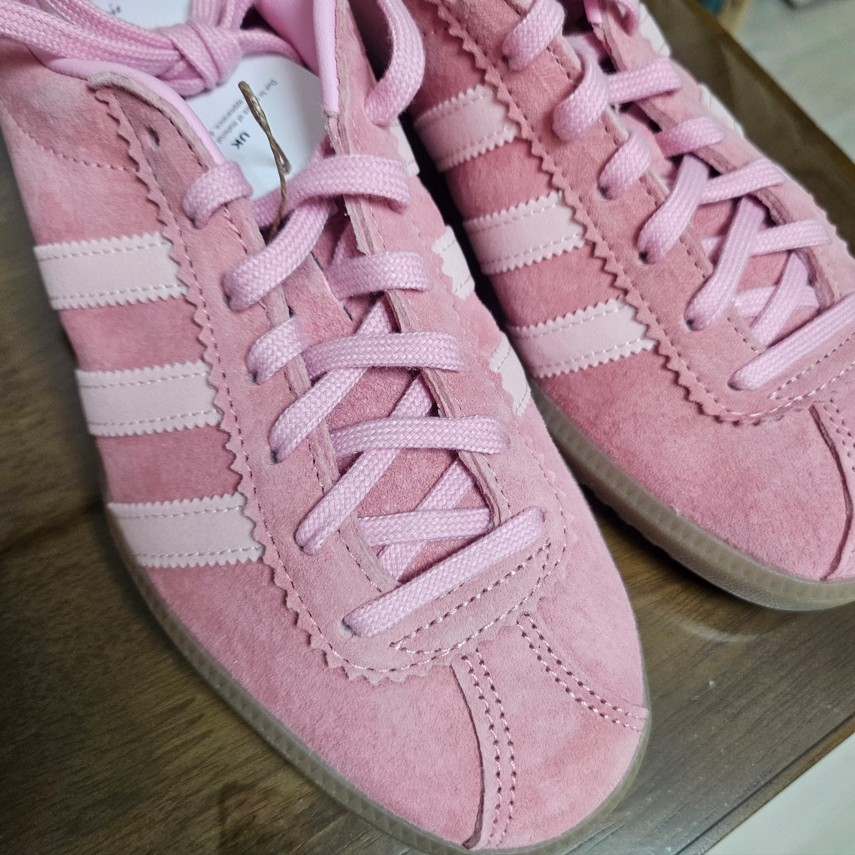 Adidas Bermuda Glow Pink 착용 스타일