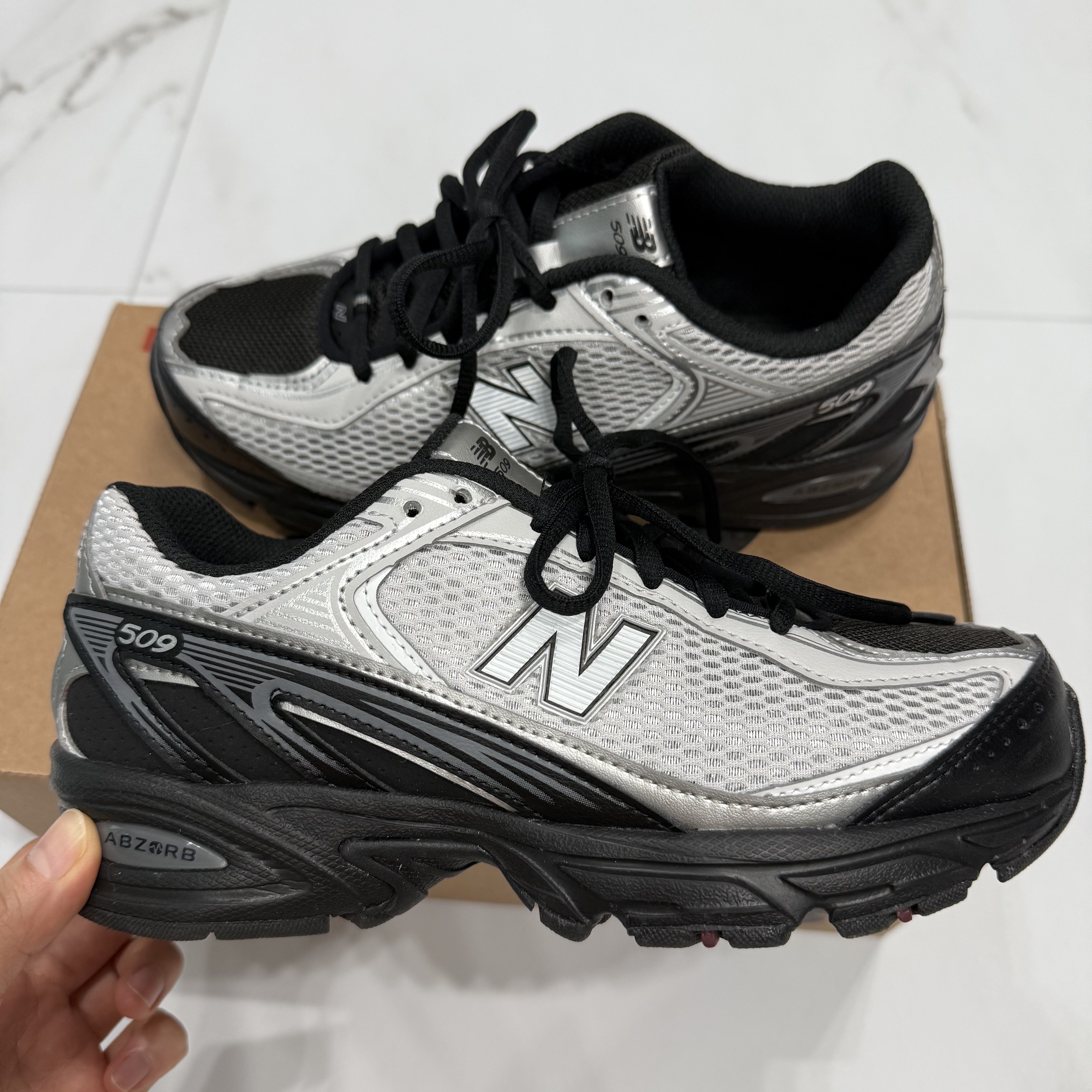 New Balance 509 Black Gray 착용 스타일 - 1