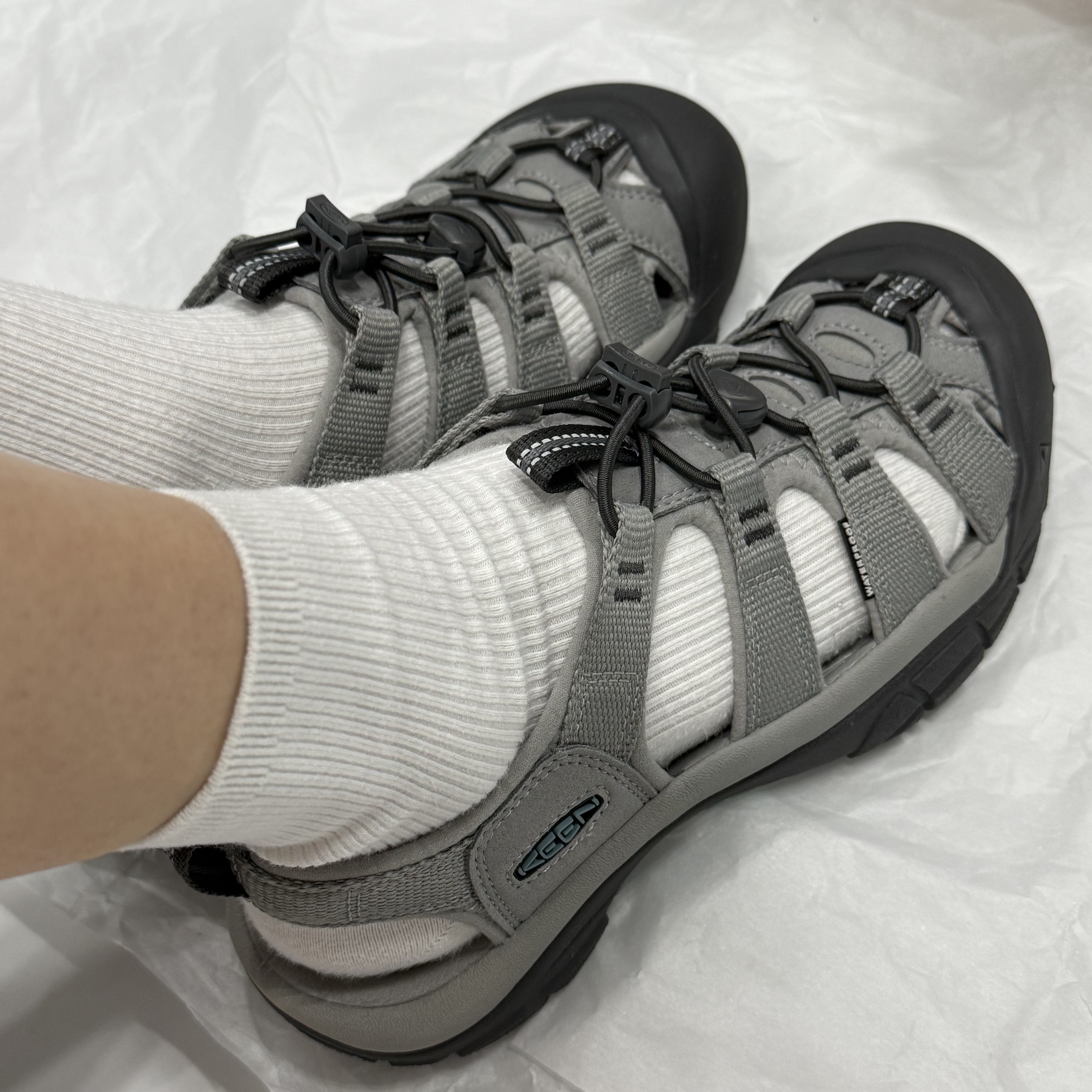 (W) Keen Newport H2 Grey Smoke Blue 착용 스타일 - 3
