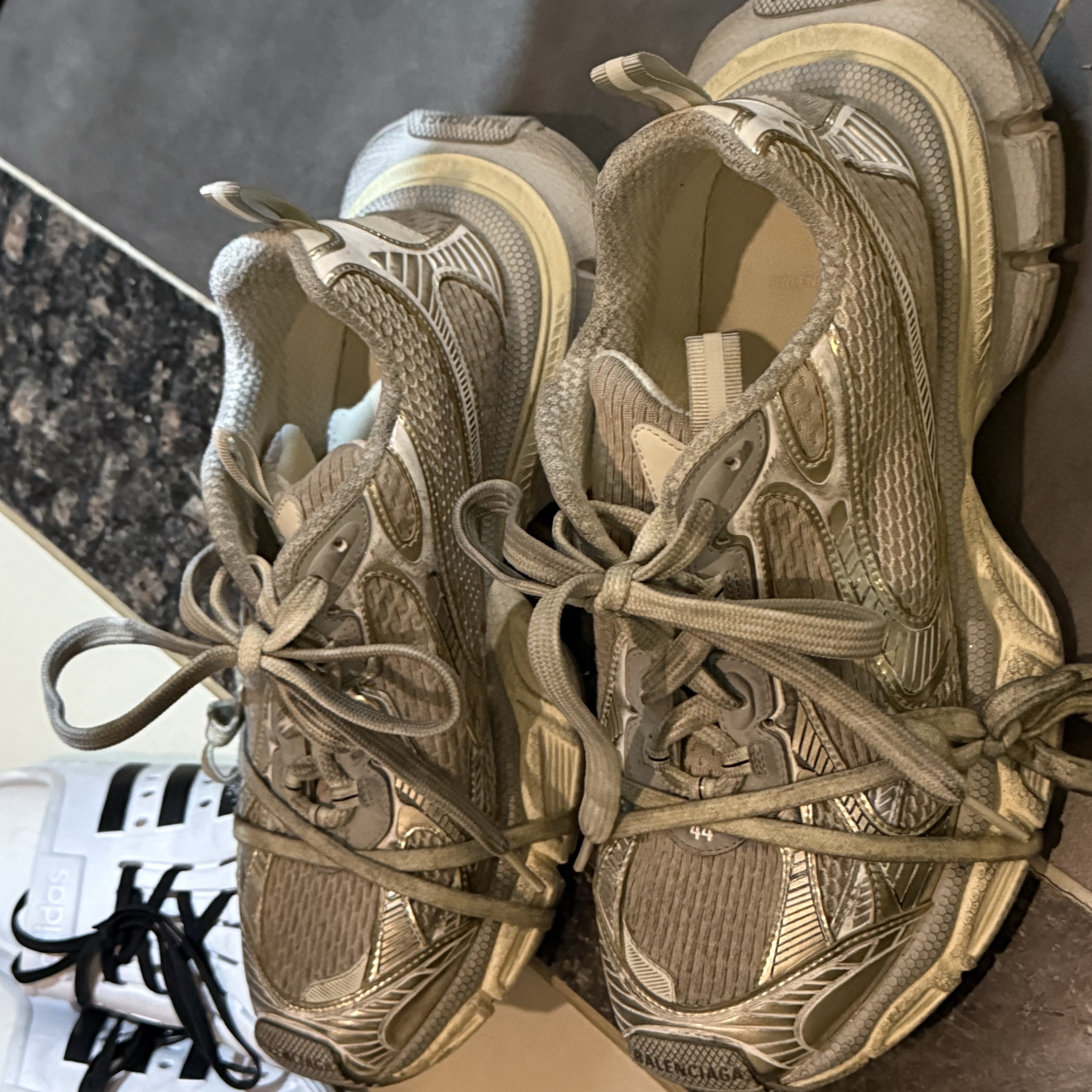 Balenciaga 3XL Sneakers Light Beige 착용 스타일