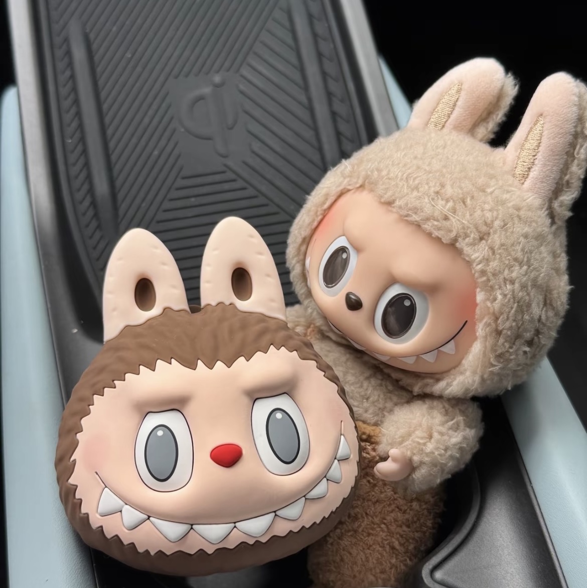 Pop Mart Labubu Original Silicone Earphone Bag Brown, Pop Mart Labubu The Monsters Wacky Mart Series Earphone Case 착용 스타일