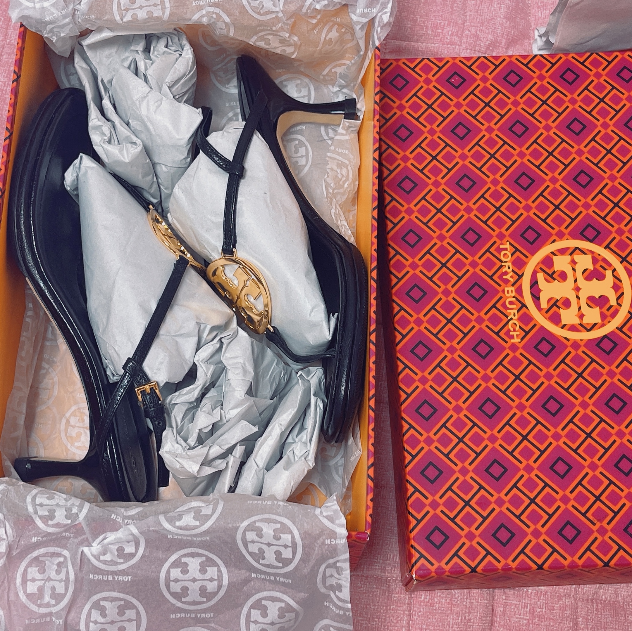 (W) Tory Burch Miller Low Heel Sandal Perfect Black 착용 스타일 - 2