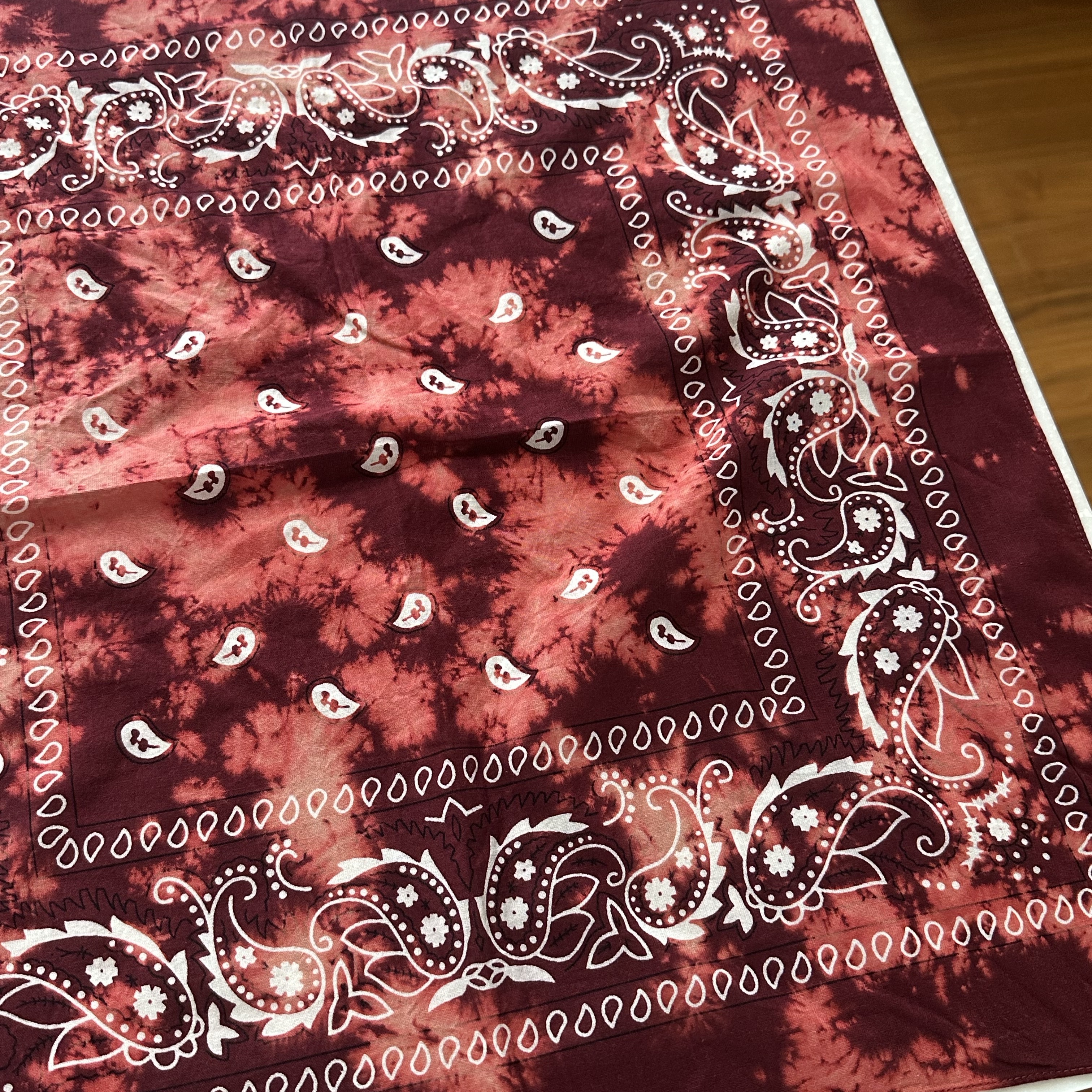 DEFGARMENTS Bleach Bandana Red 착용 스타일