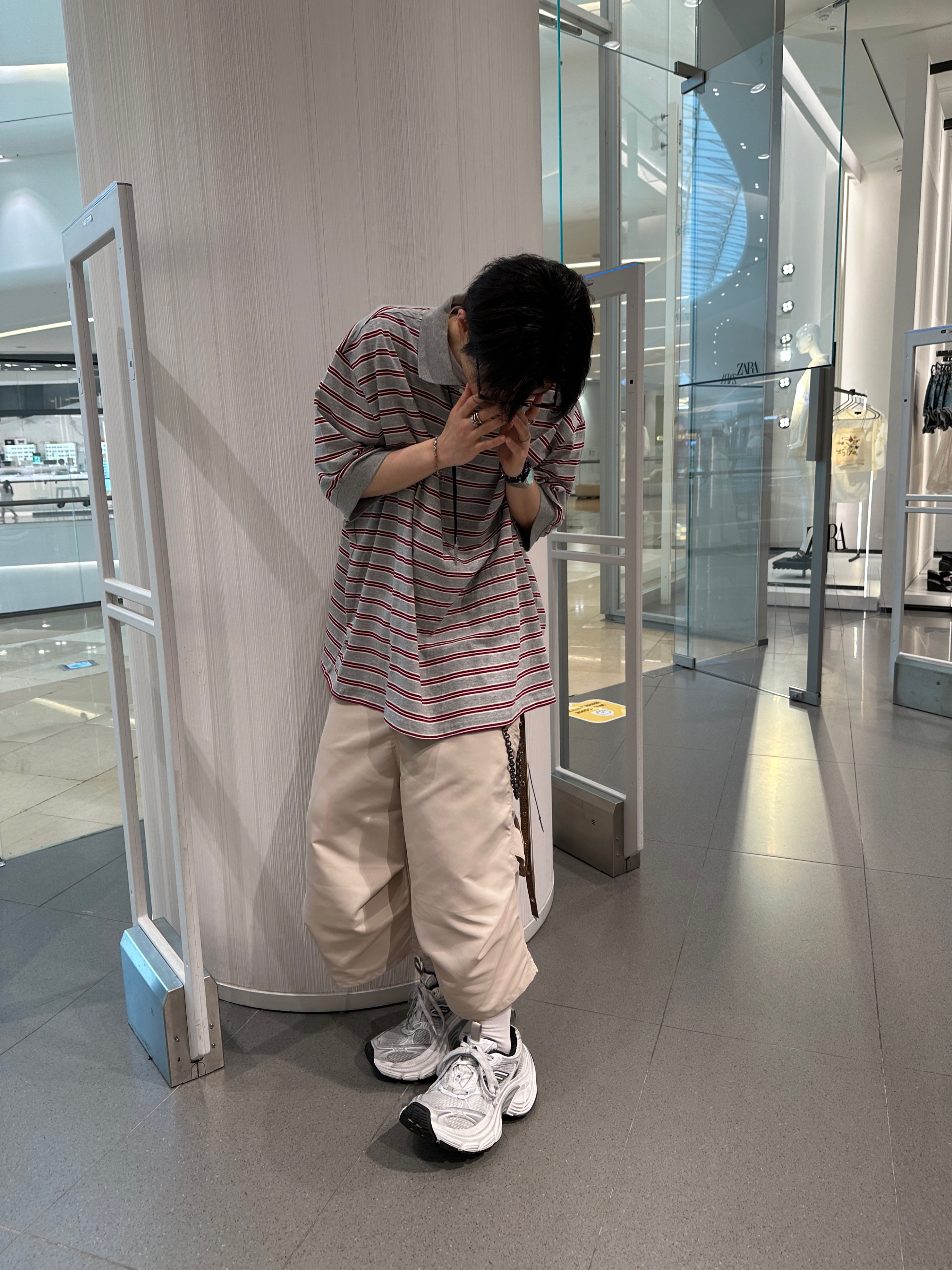 [KREAM 단독] MJD Oversized Stripe Polo Melange Grey, Kamien Titan Bermuda Pants Light Beige 착용 스타일 - 1